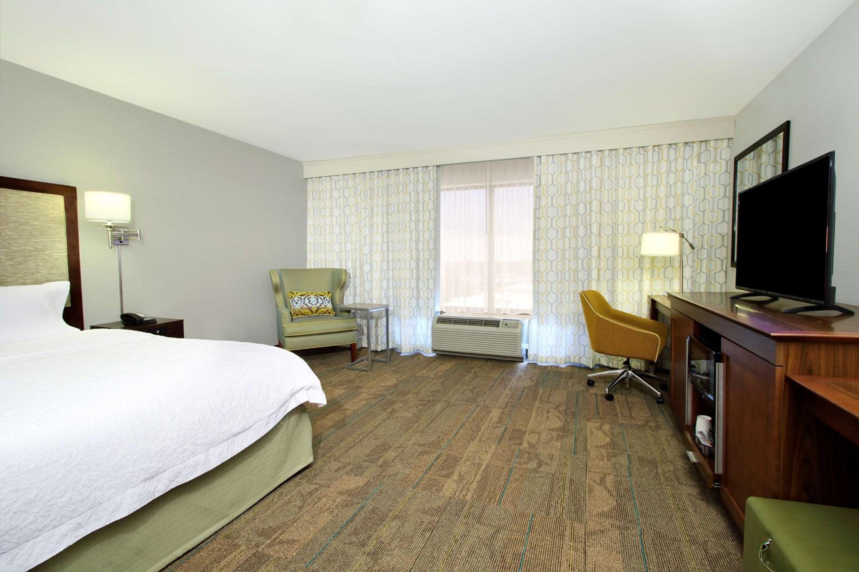 King Room with Sofa Bed - Photo 4