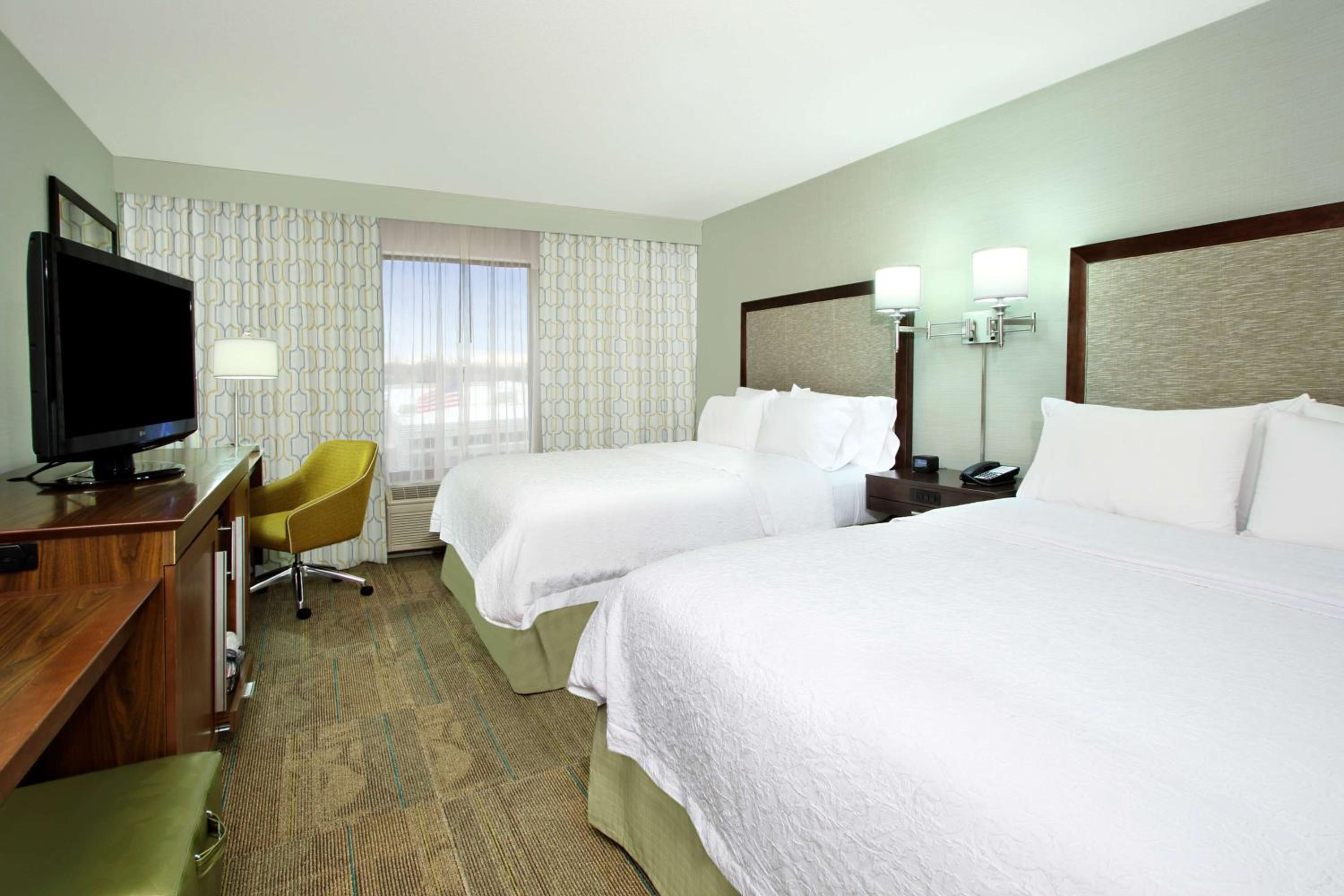 Room with Two Queen Beds - Non-Smoking - Photo 4