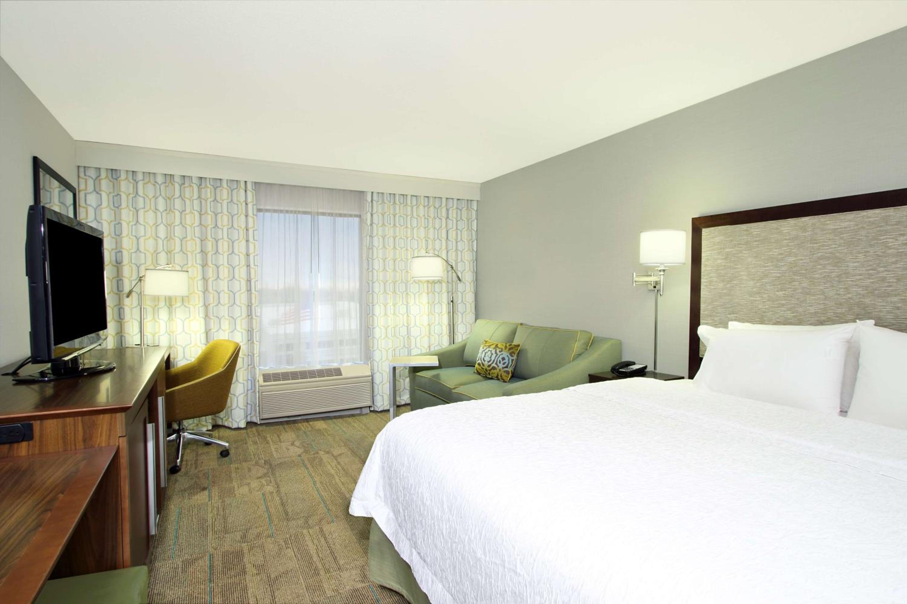 King Room with Sofa Bed - Photo 3
