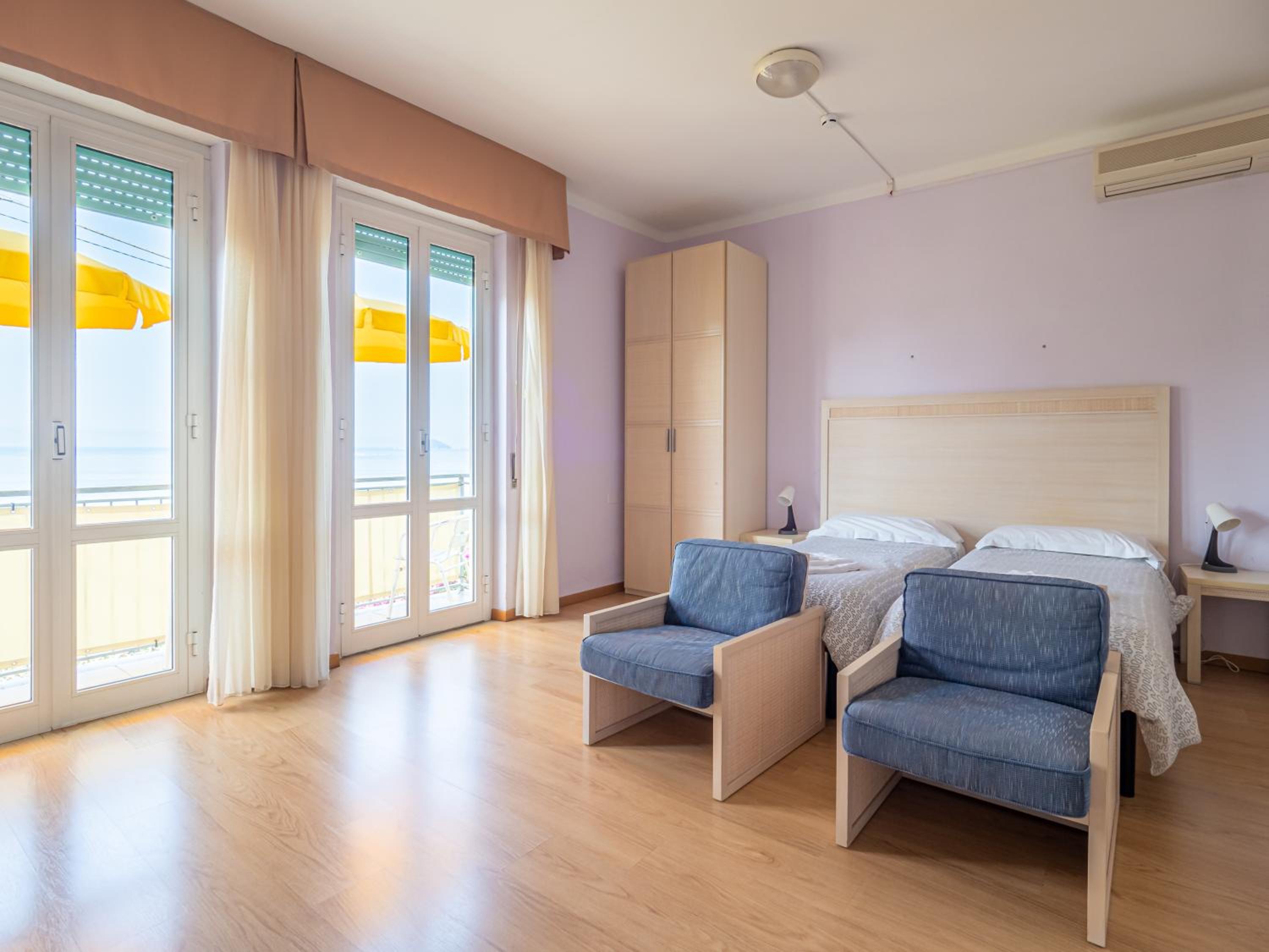 Quadruple Room with Sea View - Photo 12