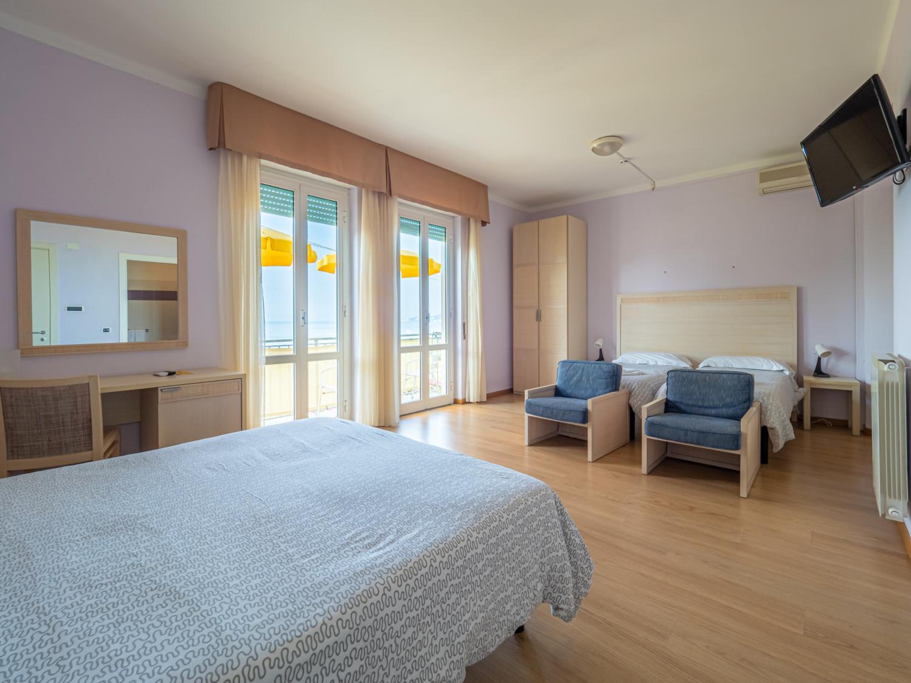 Quadruple Room with Sea View - Photo 9
