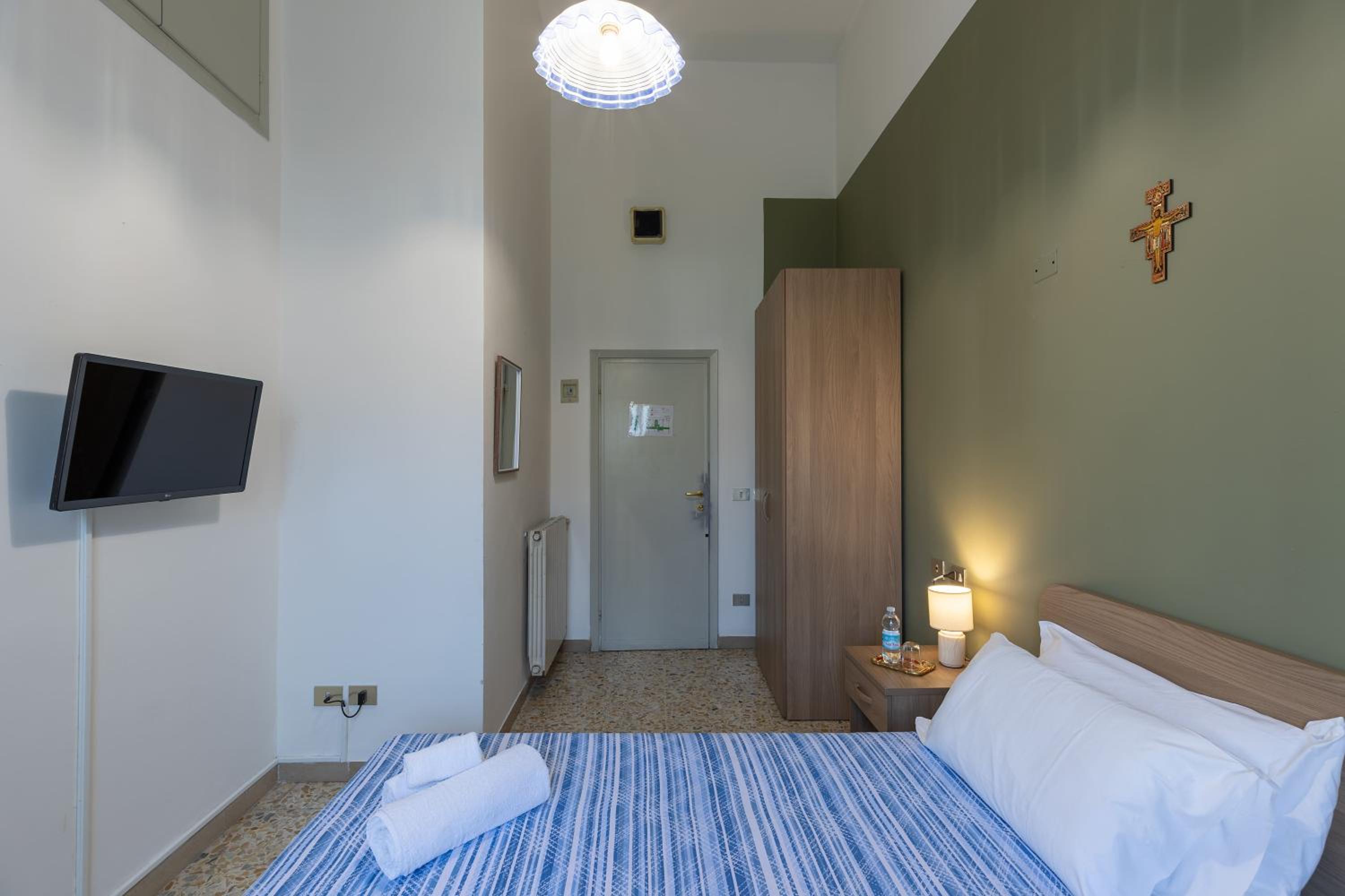 Single Room with Bath photo 1