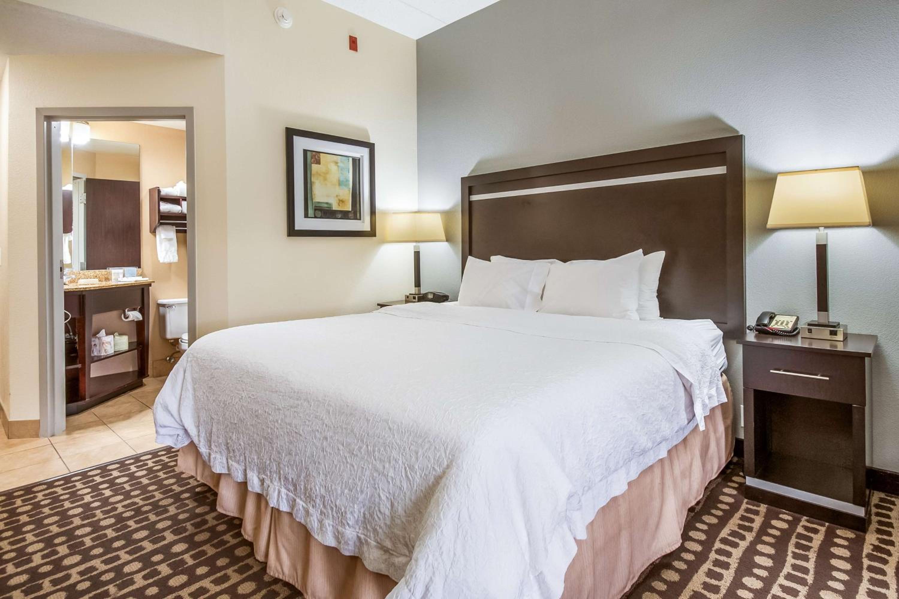 King Room with King Bed - Non-Smoking - Photo 1