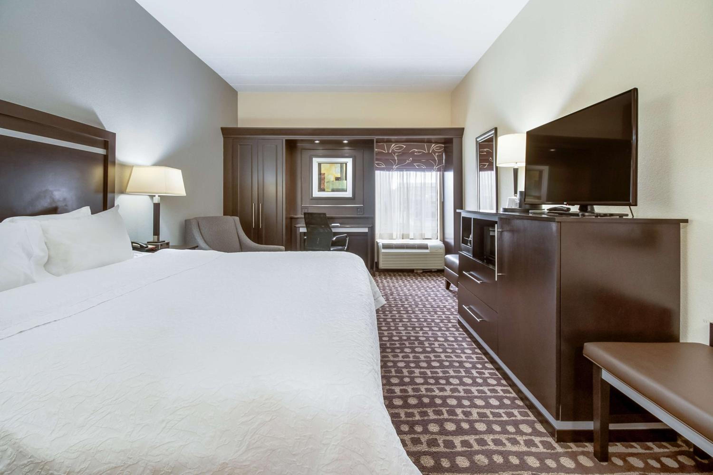 King Room with King Bed - Non-Smoking - Photo 3