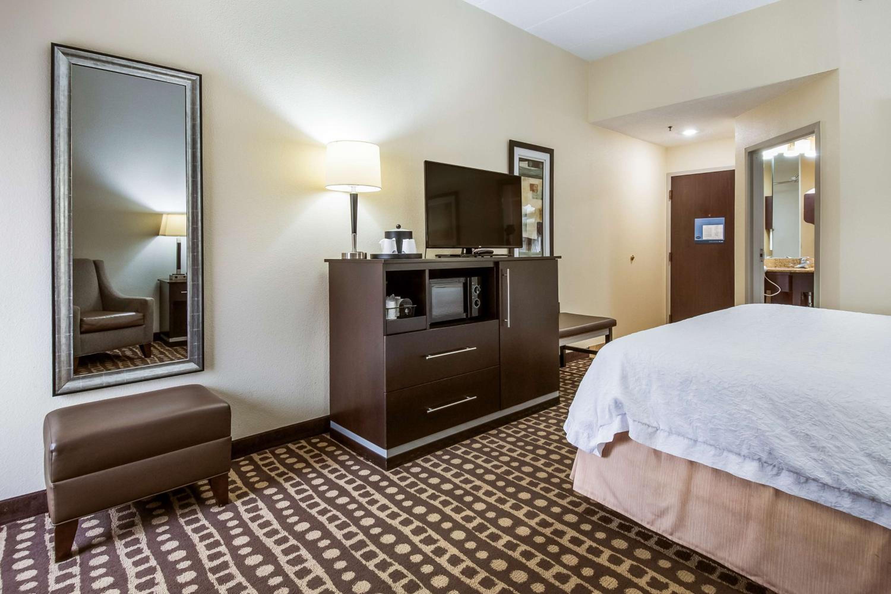 King Room with King Bed - Non-Smoking - Photo 2