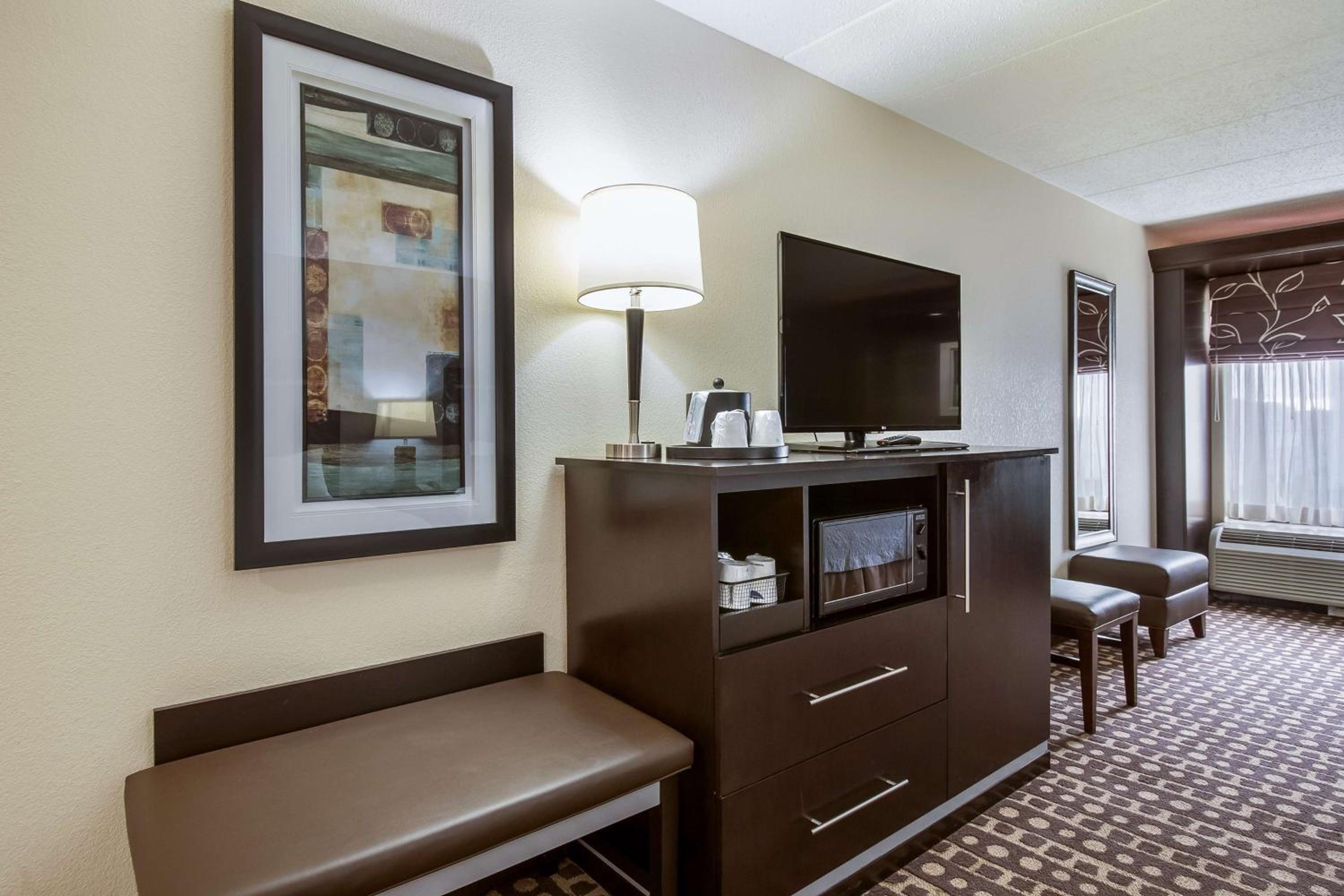 Room with Two Queen Beds - Non-Smoking - Photo 3