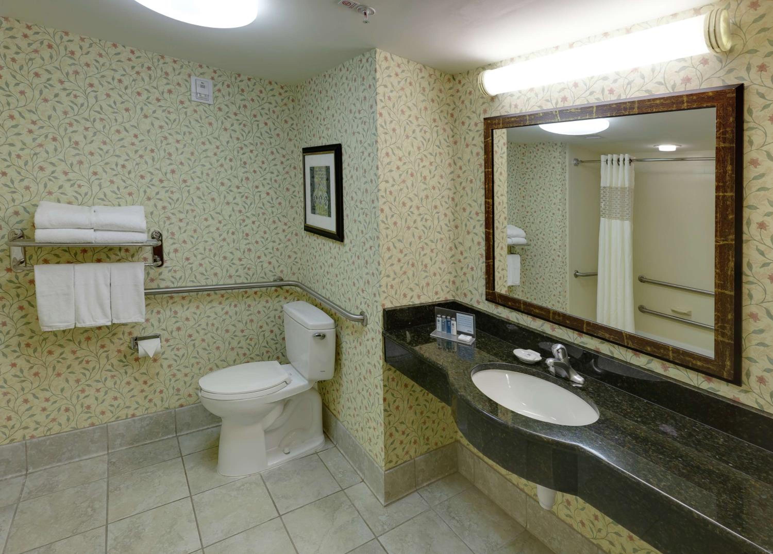 Queen Room with Two Queen Beds - Mobility Access/Non-Smoking - Photo 4