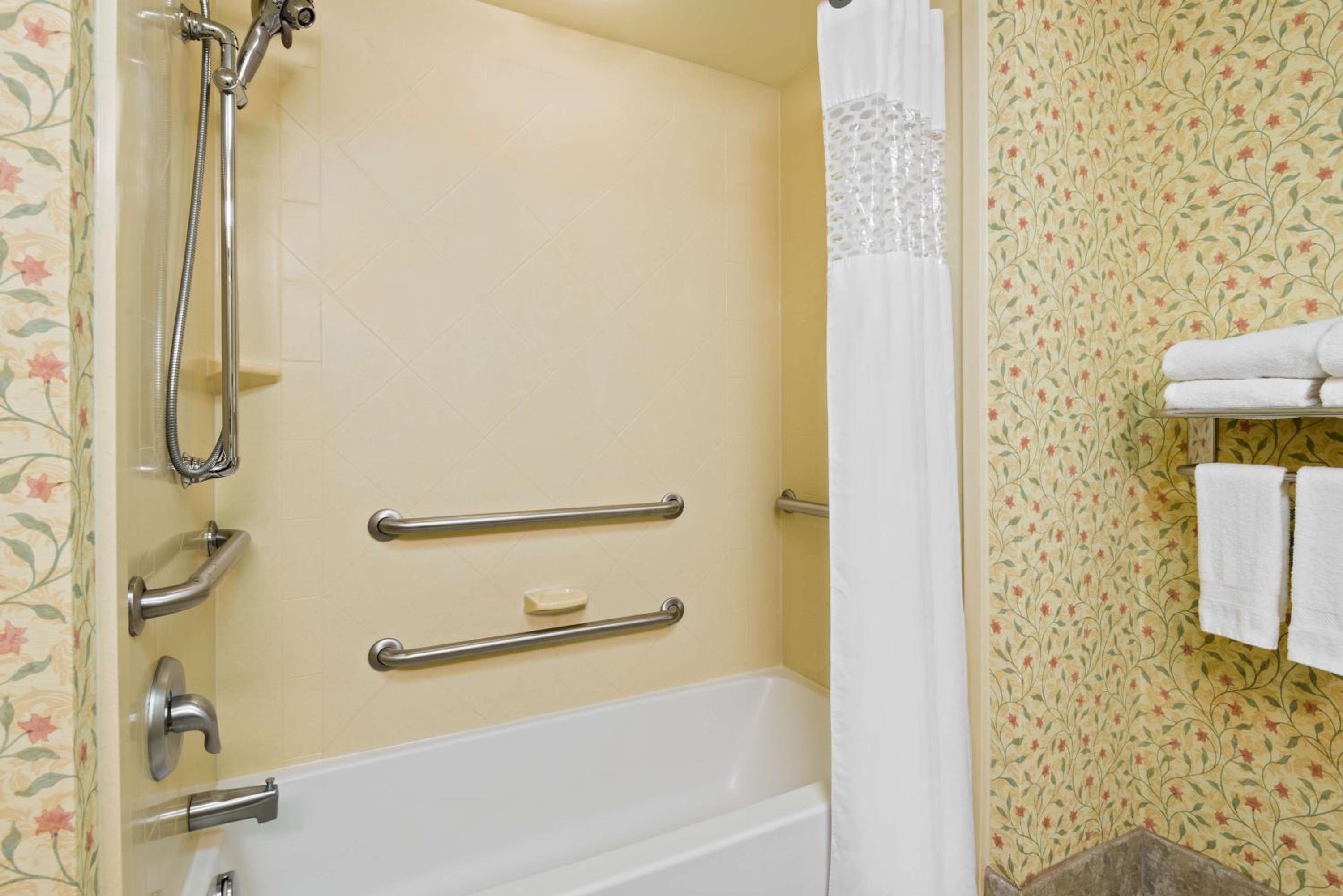 Queen Room with Two Queen Beds - Mobility Access/Non-Smoking - Photo 3