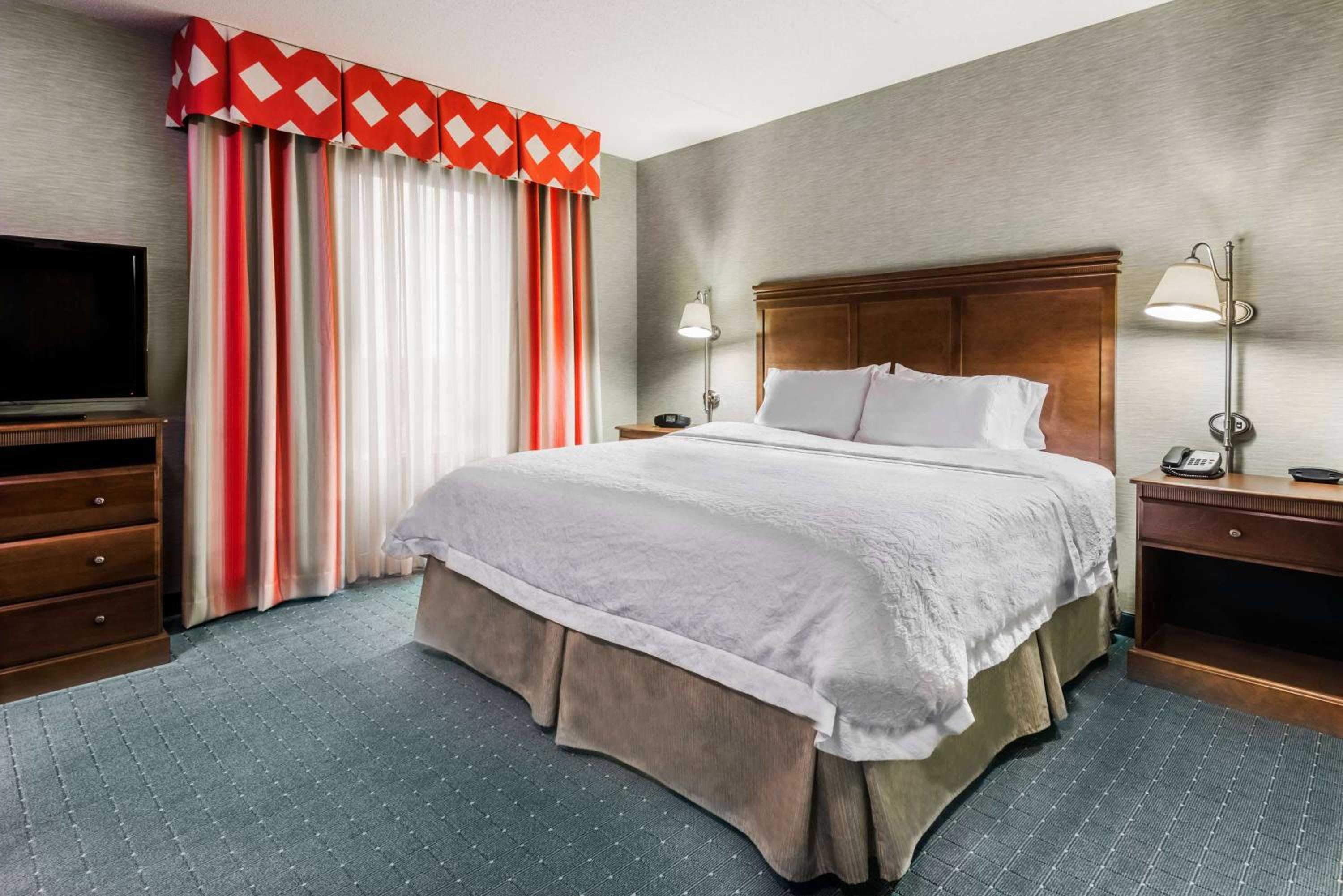 King Room with King Bed - Non-Smoking - Photo 2