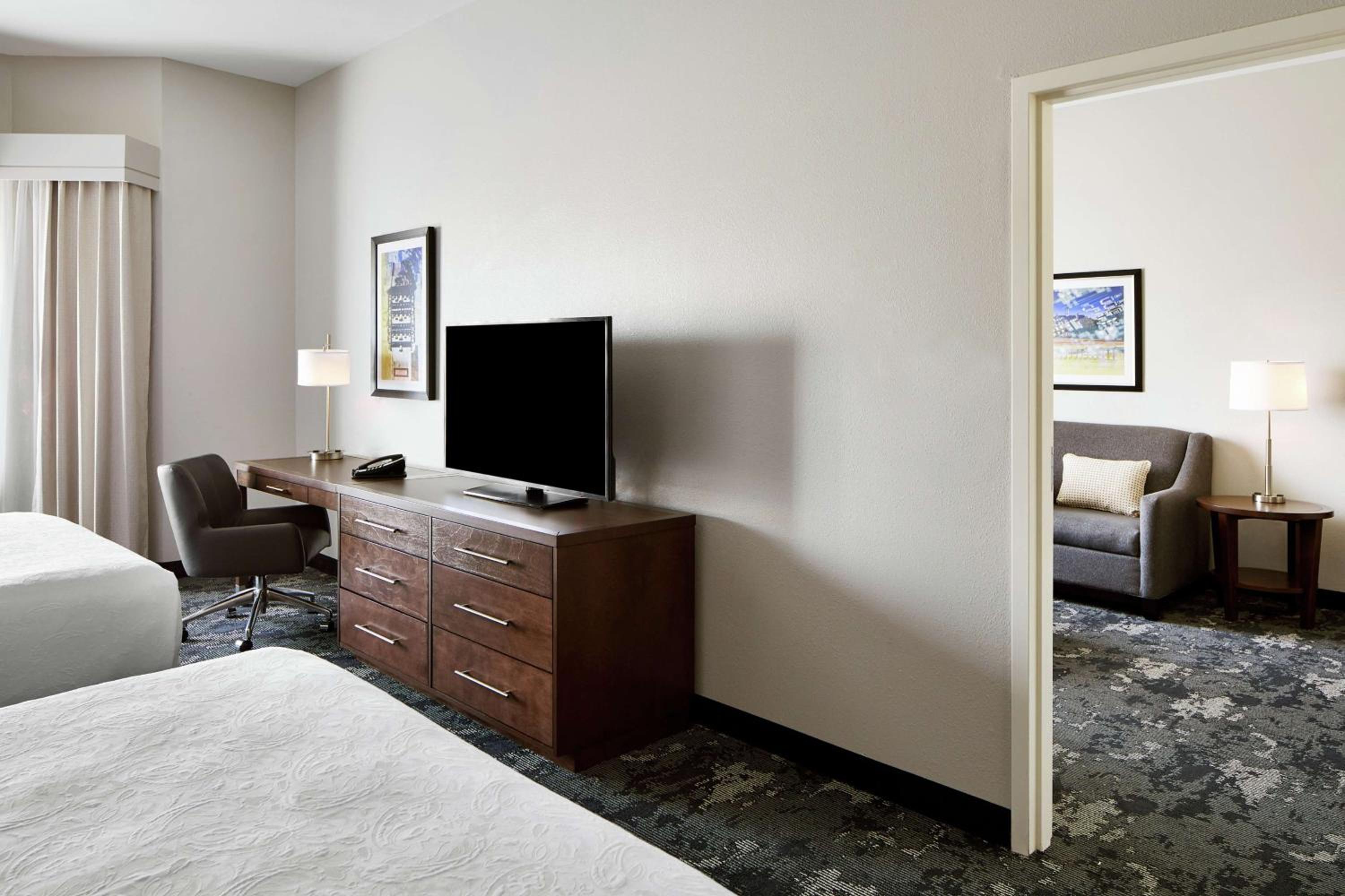 One-Bedroom Queen Suite with Two Queen Beds - Non-Smoking - Photo 7