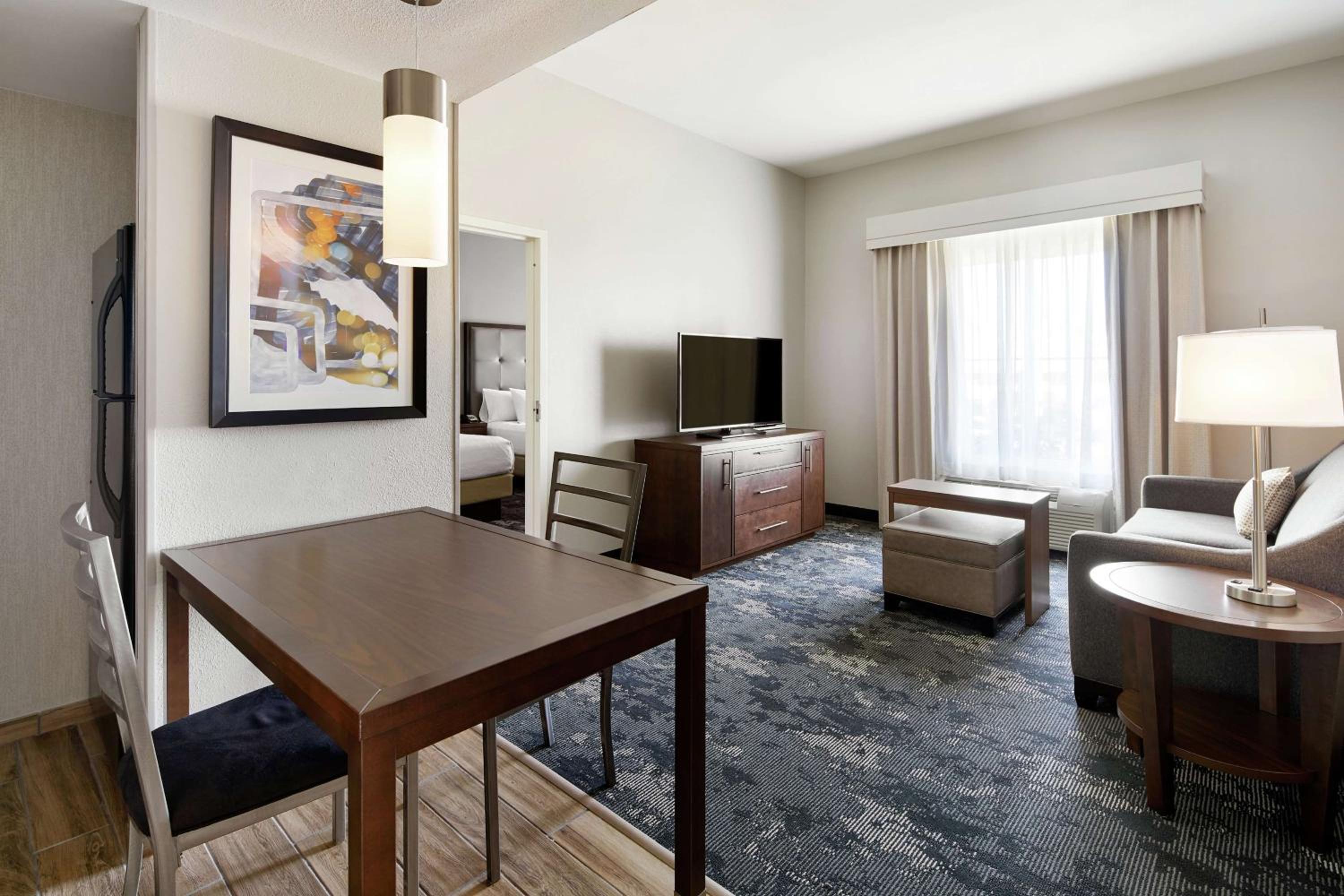 One-Bedroom Queen Suite with Two Queen Beds - Non-Smoking - Photo 2