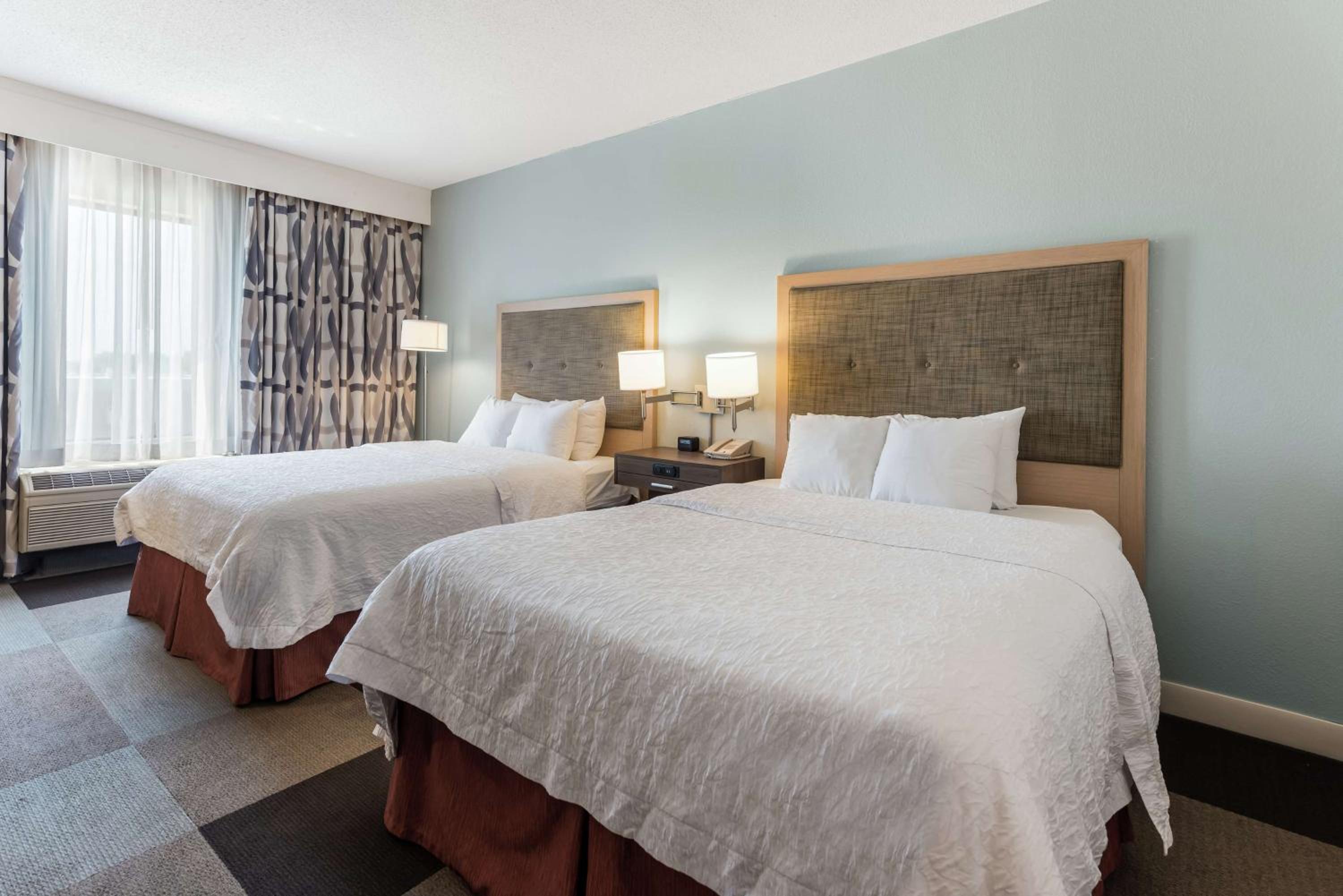Room with Two Queen Beds - Non-Smoking - Photo 4