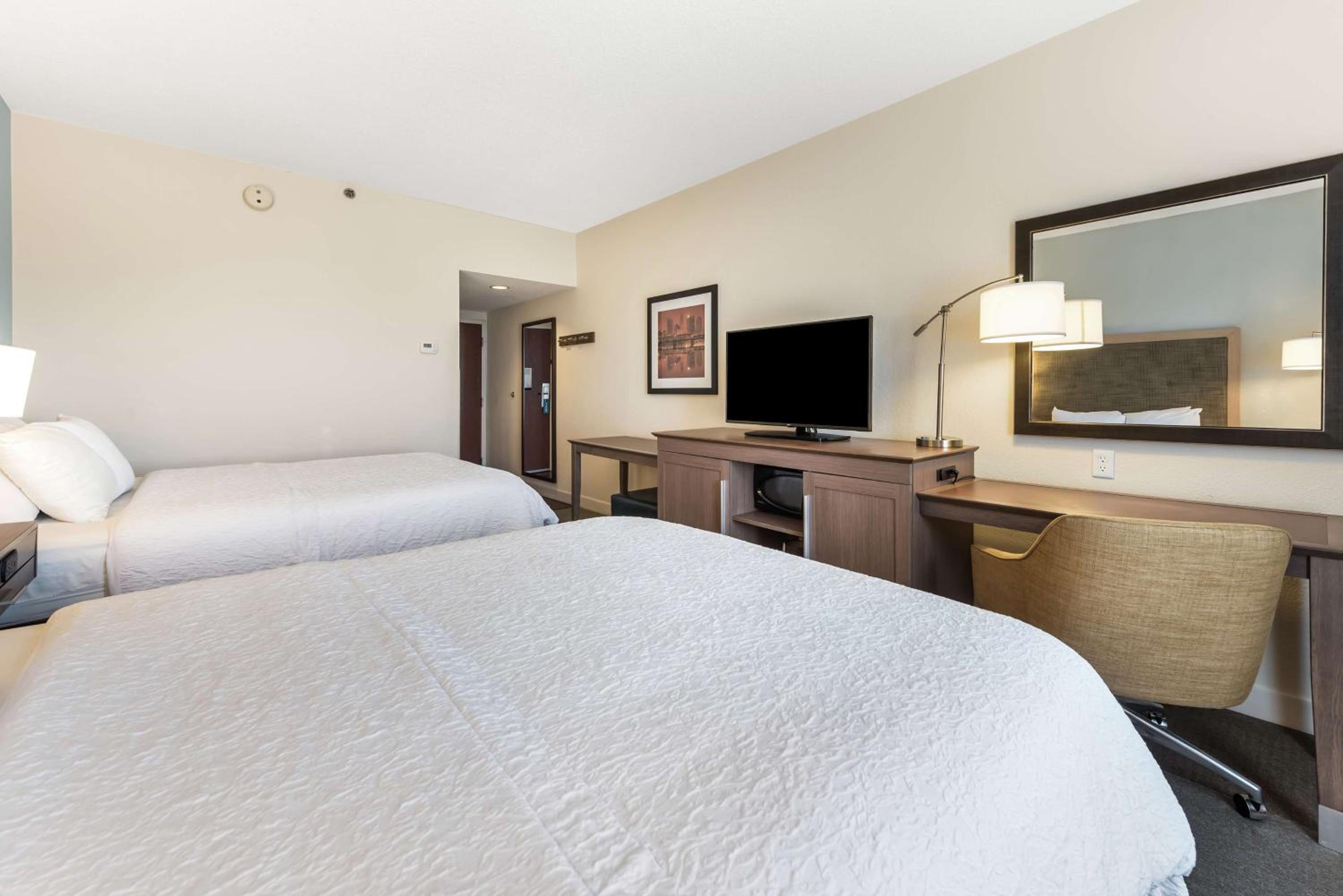 Room with Two Queen Beds - Non-Smoking - Photo 5