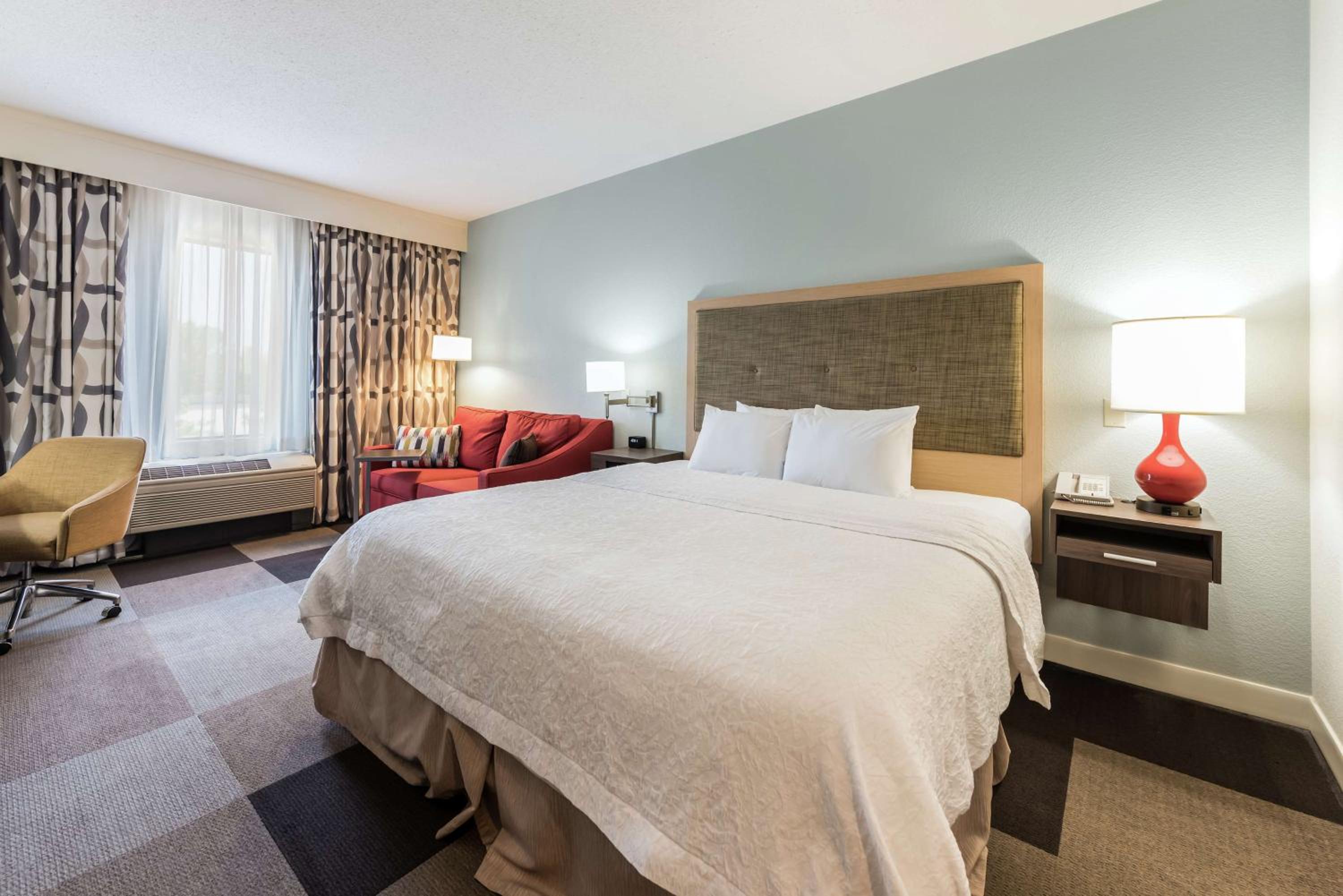 King Room with King Bed - Non-Smoking - Photo 6