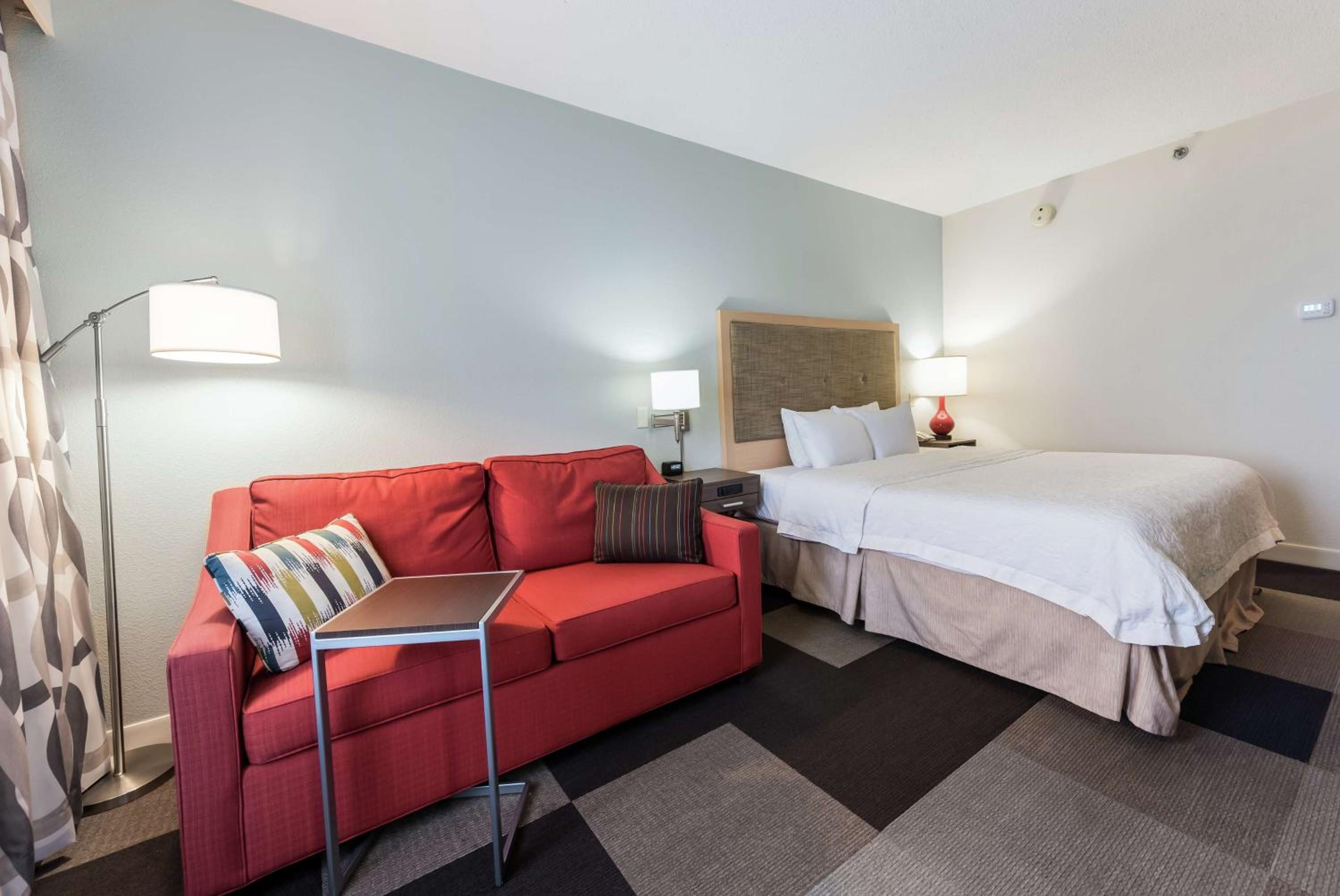 King Room with King Bed - Non-Smoking - Photo 3
