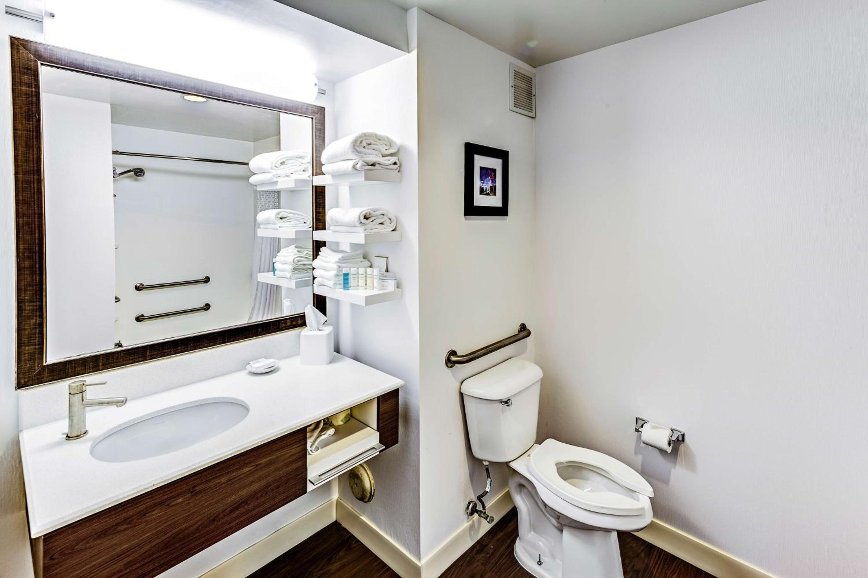 King Room - Mobility Access/Non-Smoking - Photo 7