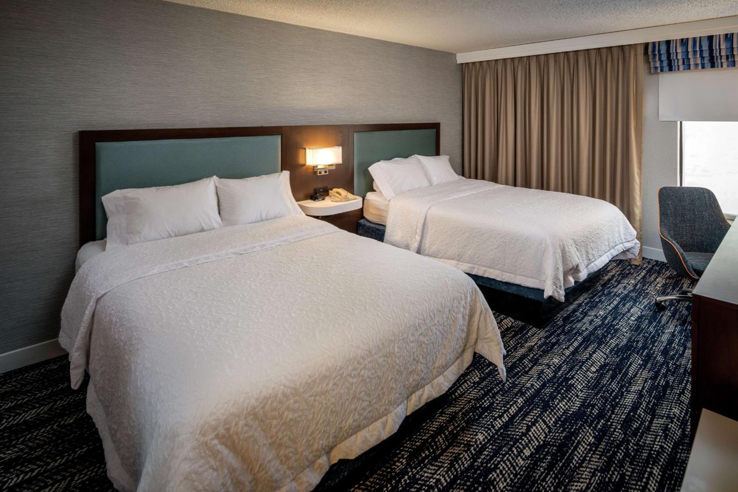 Room with Two Queen Beds - Non-Smoking - Photo 4