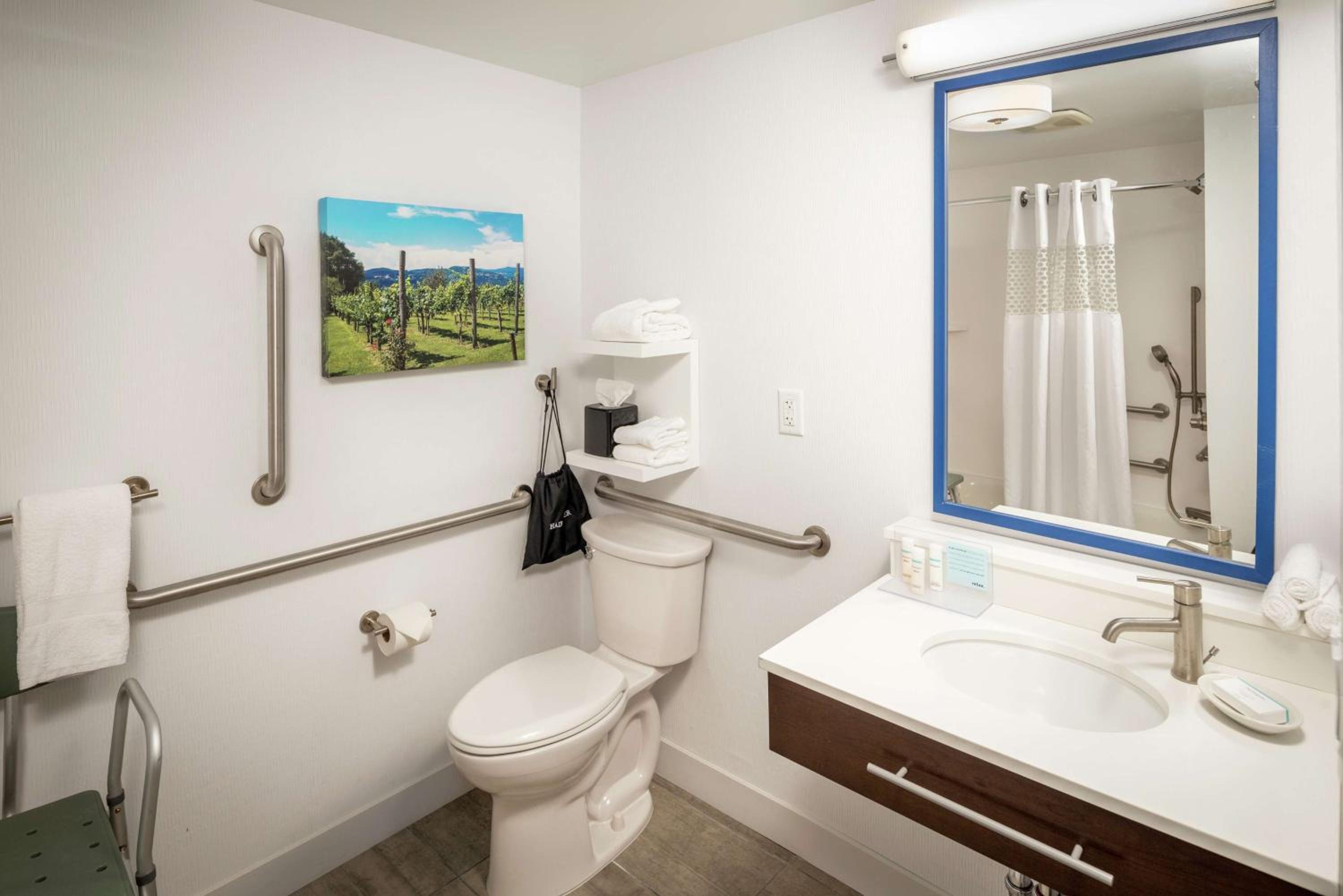 Queen Room with Mobility Access/Non-Smoking - Photo 2