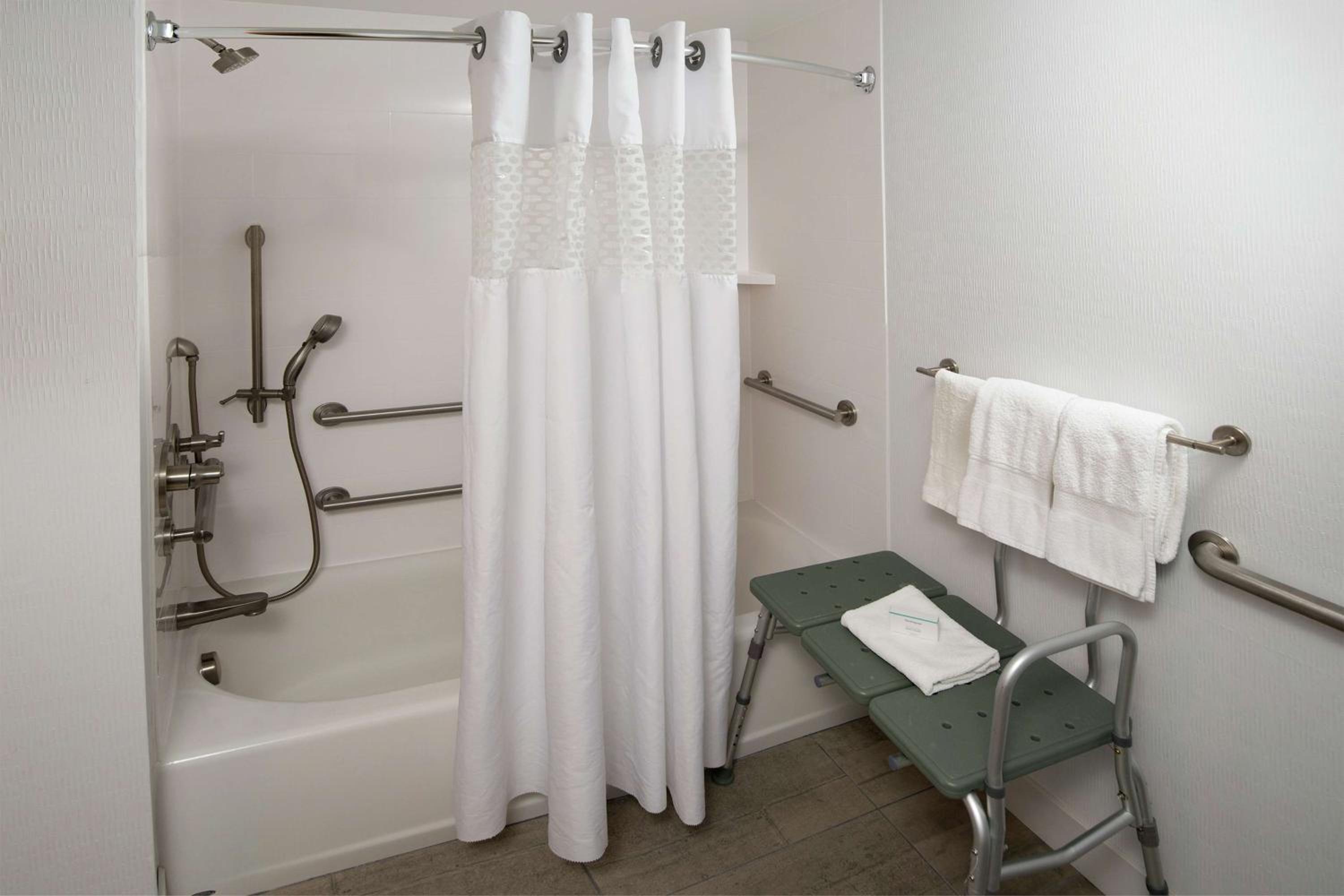 Queen Room with Mobility Access/Non-Smoking - Photo 5