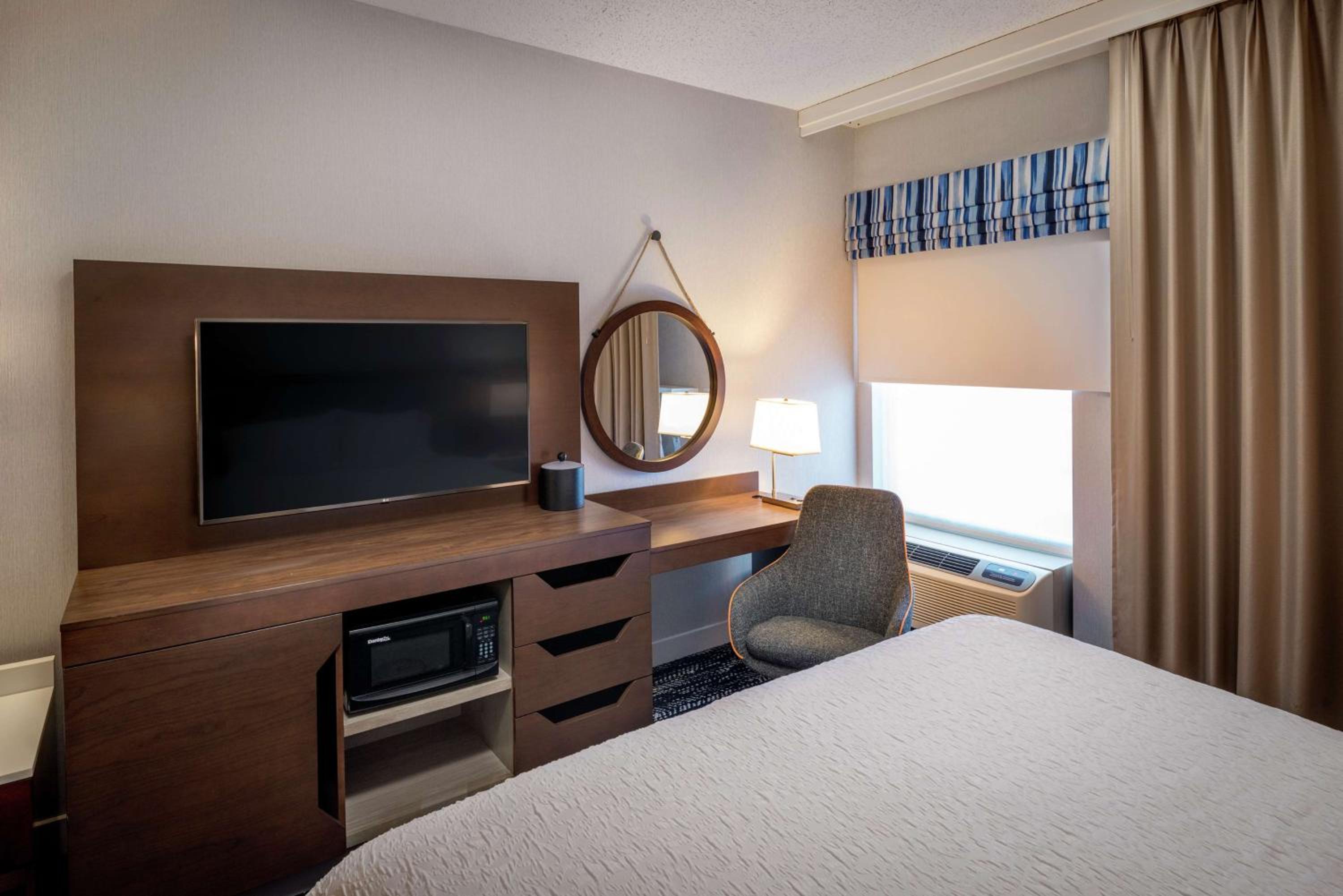 Queen Room with Mobility Access/Non-Smoking - Photo 4