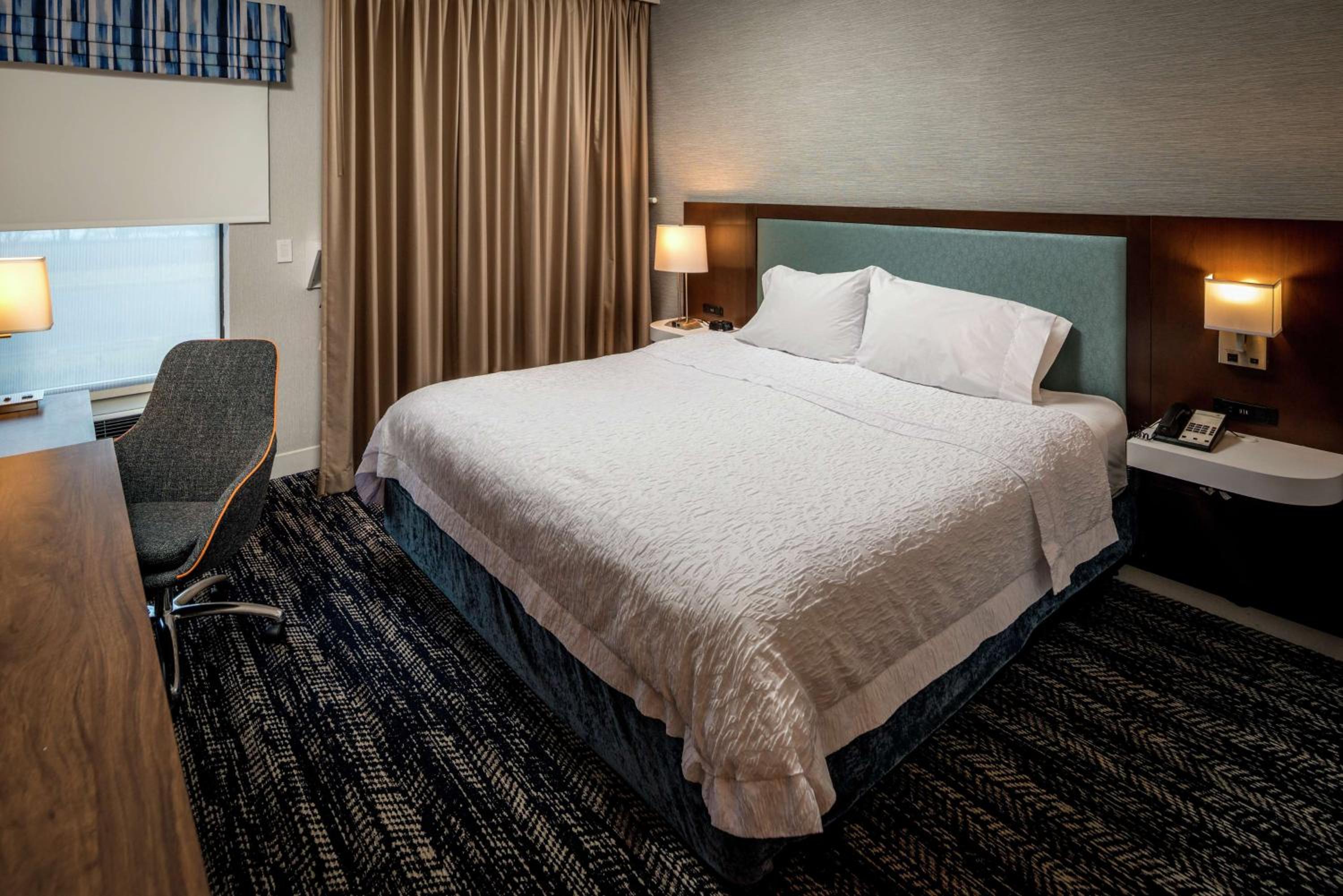 Queen Room with Mobility Access/Non-Smoking - Photo 3