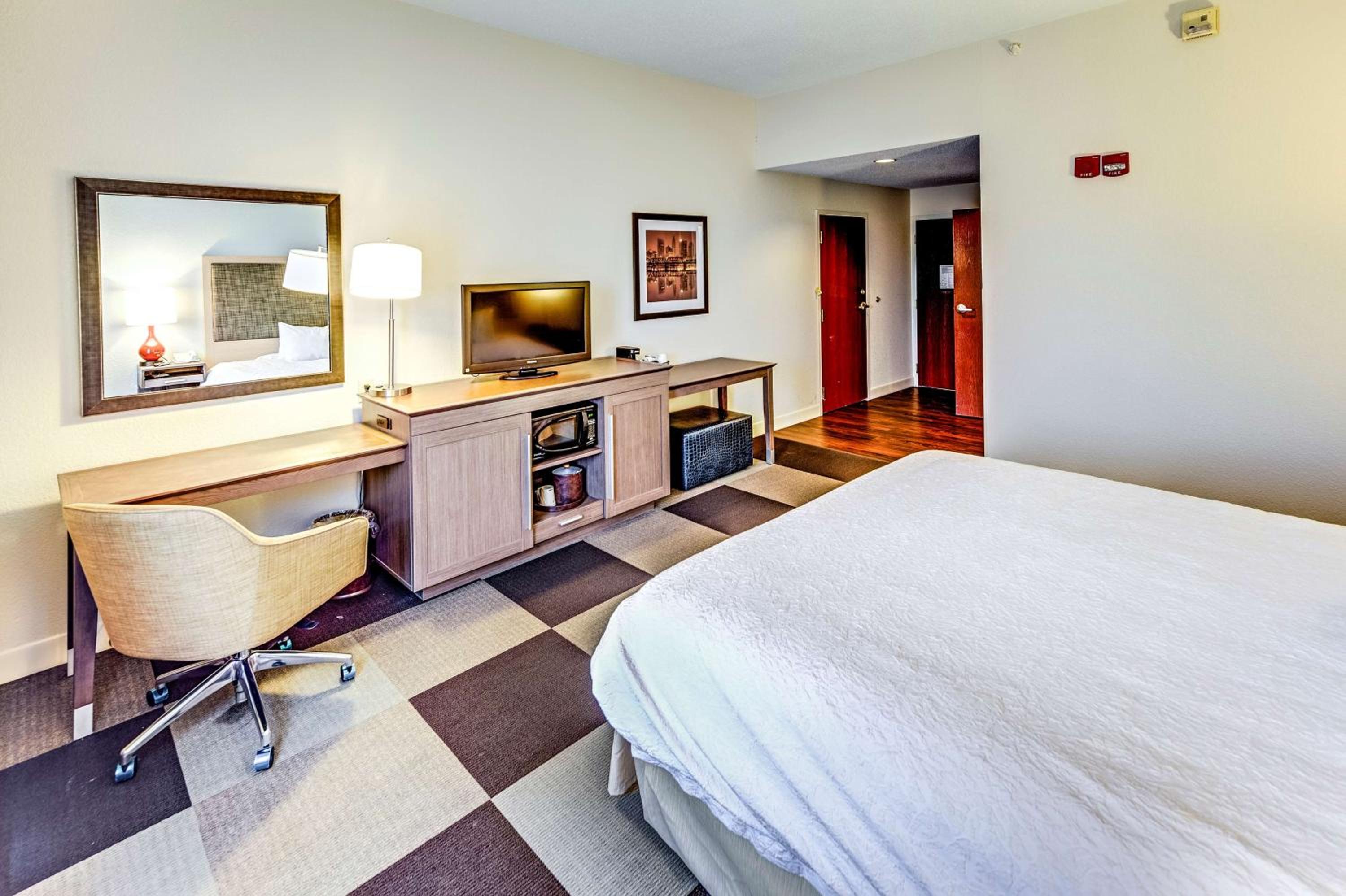 King Room with King Bed - Non-Smoking - Photo 1
