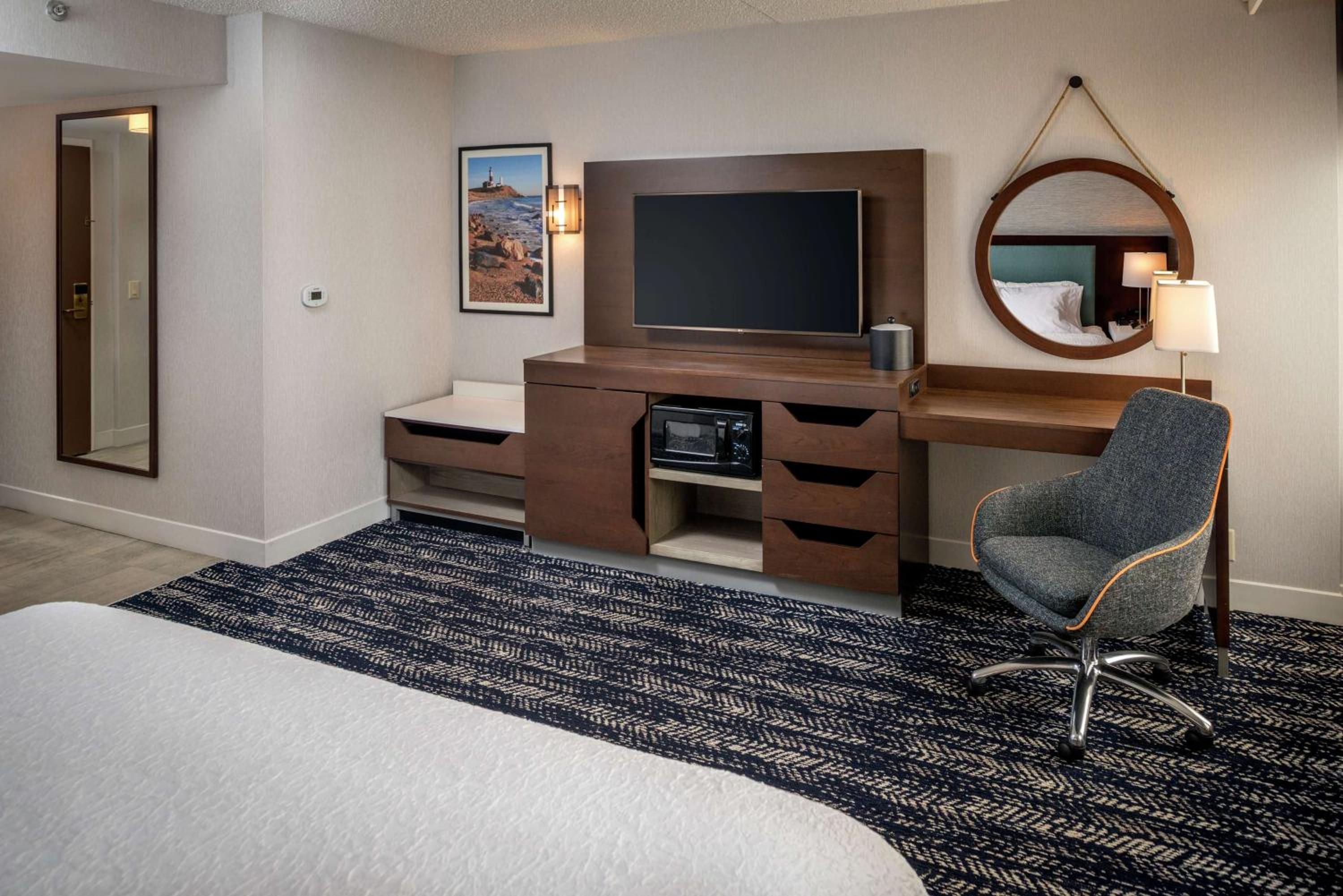 King Room with Roll-In Shower - Mobility Access/Non-Smoking - Photo 1