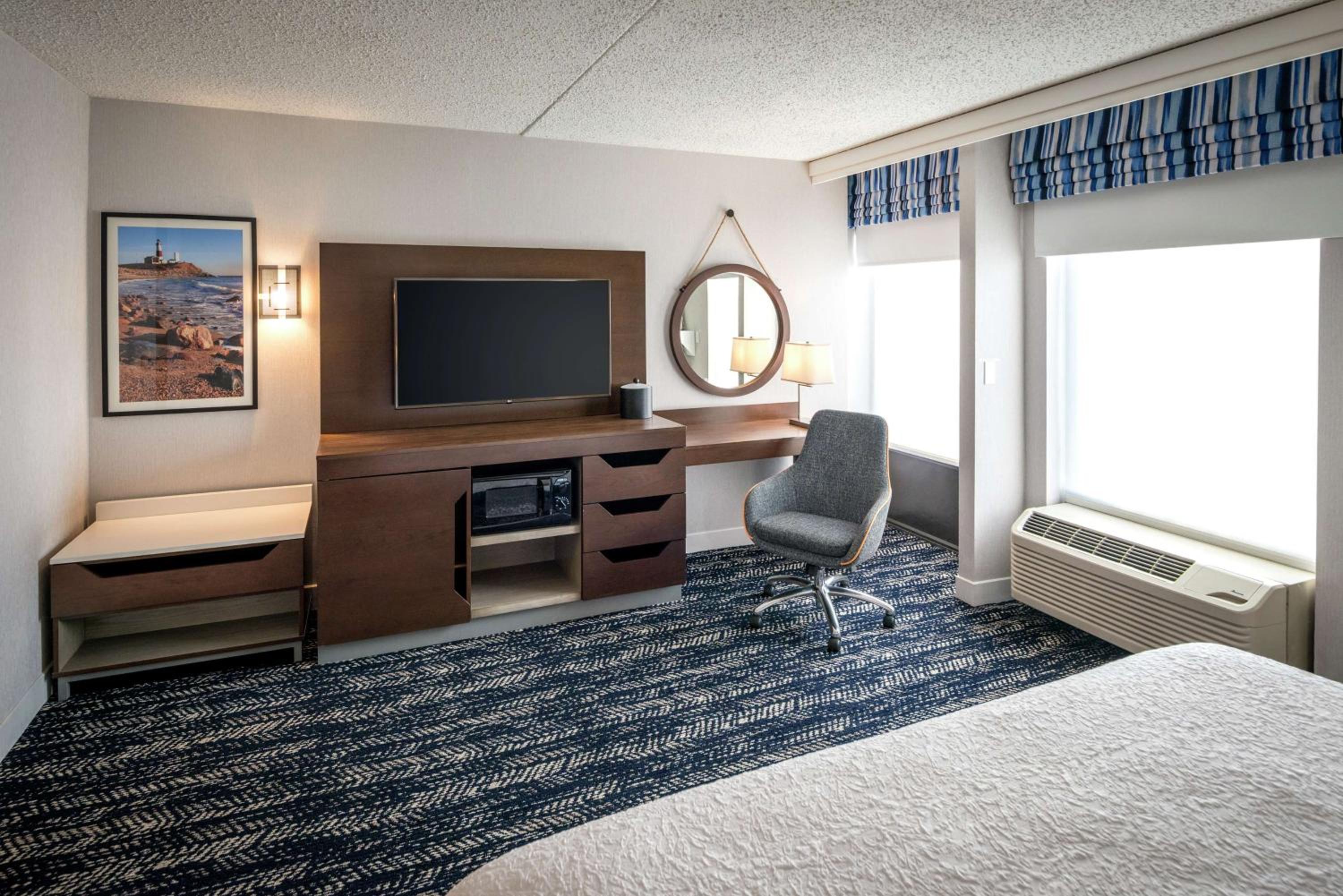 King Room with Roll-In Shower - Mobility Access/Non-Smoking - Photo 3
