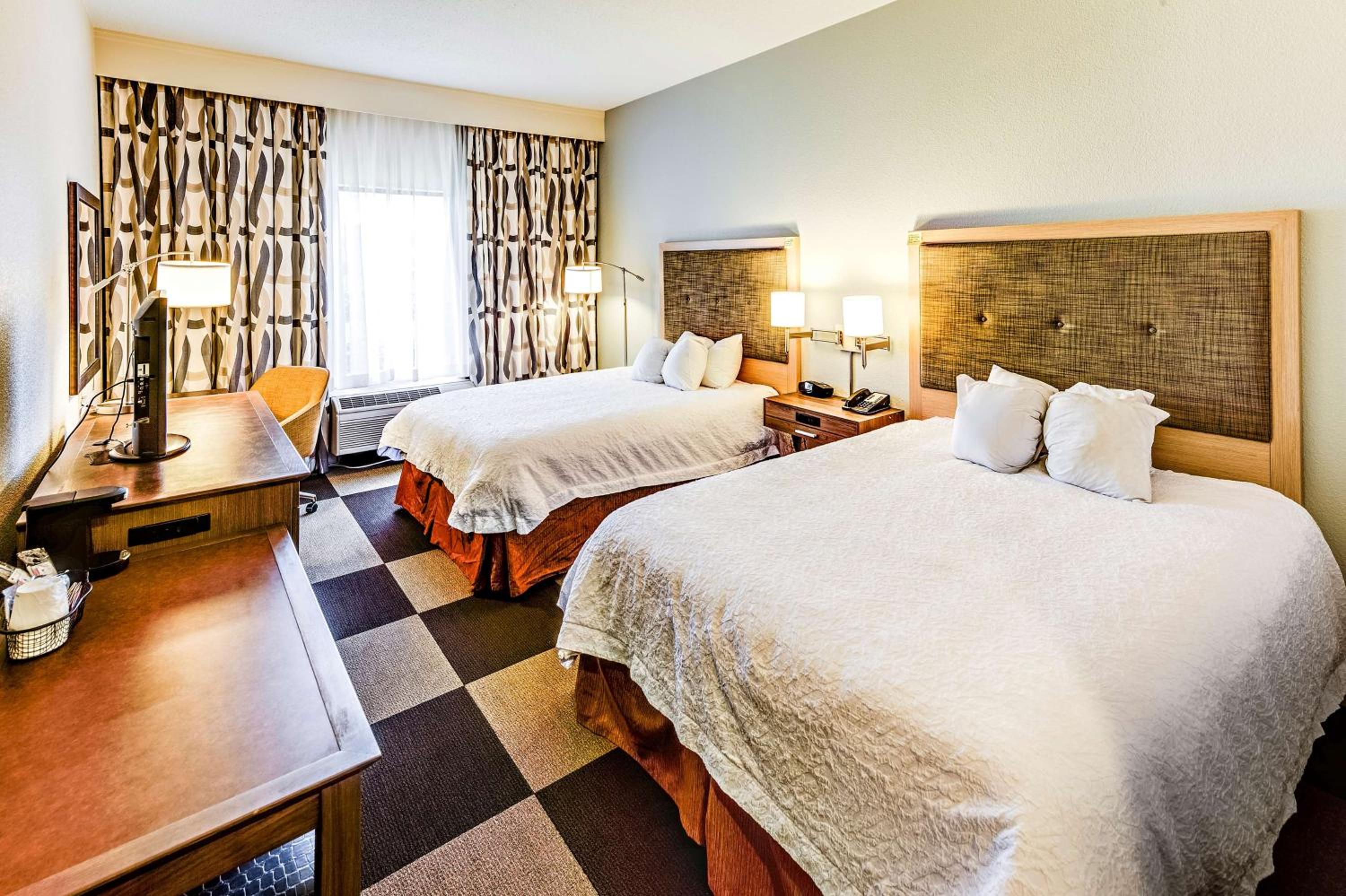 Room with Two Queen Beds - Non-Smoking - Photo 2