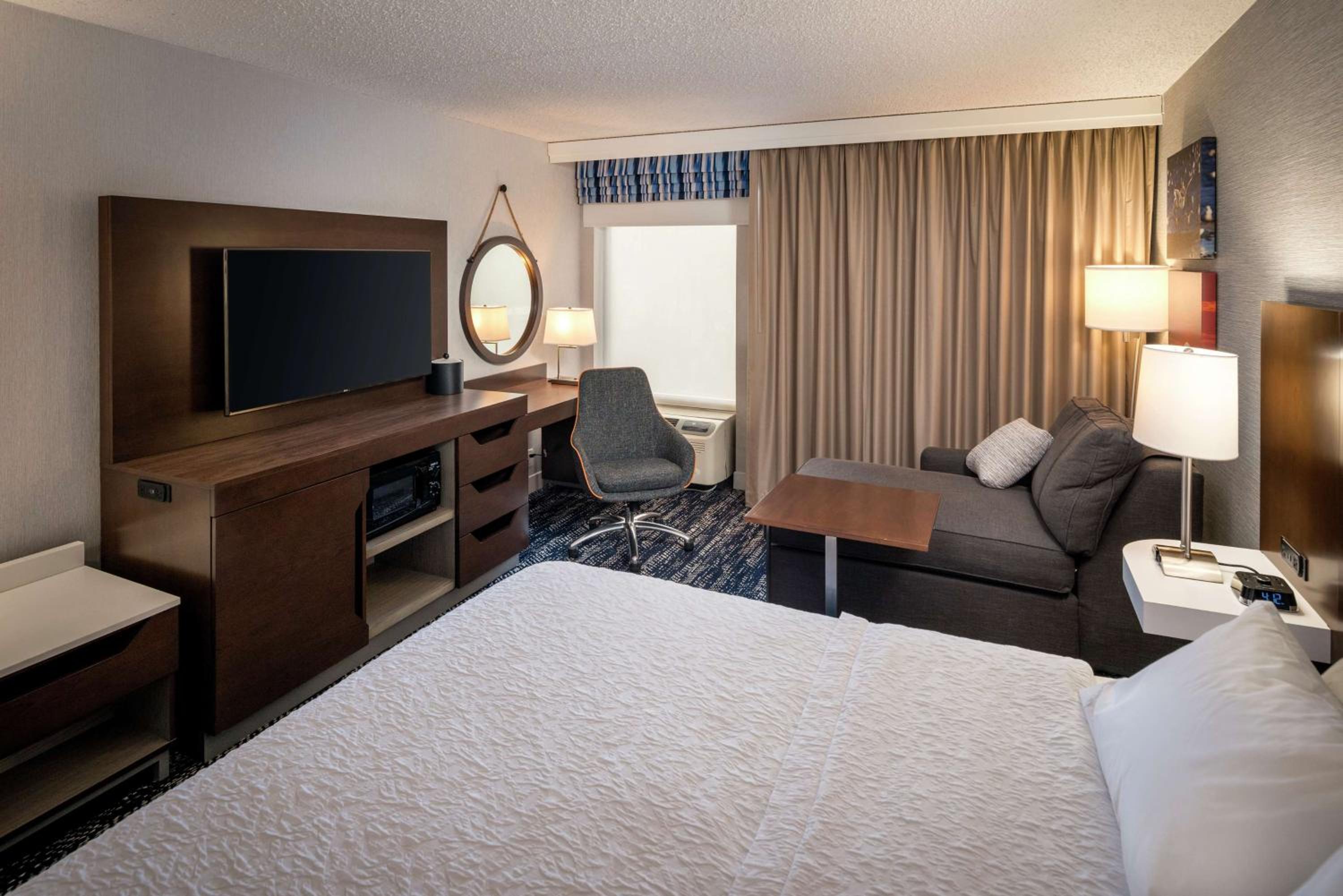 King Room with King Bed - Non-Smoking - Photo 4