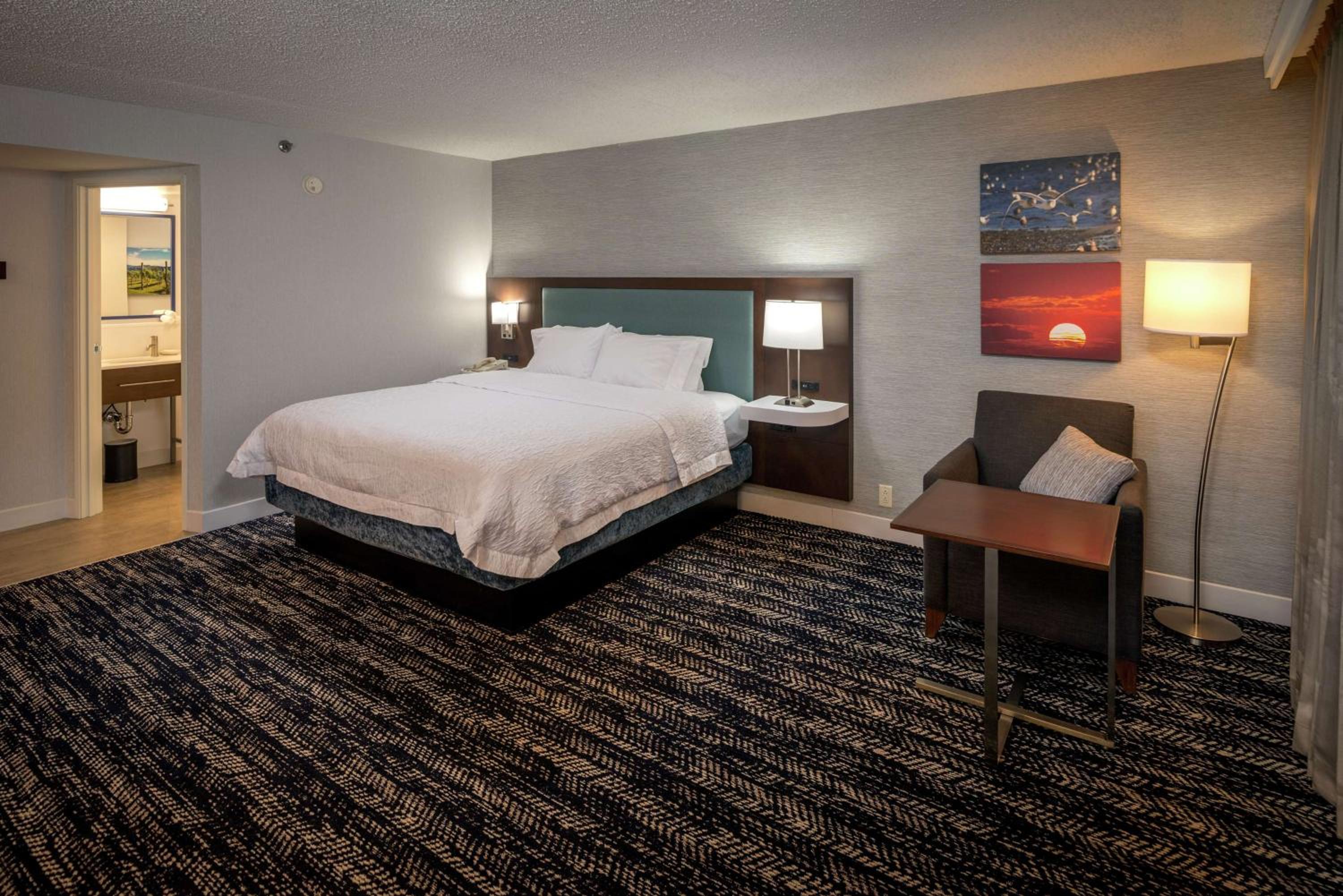 King Room with King Bed - Non-Smoking photo 3