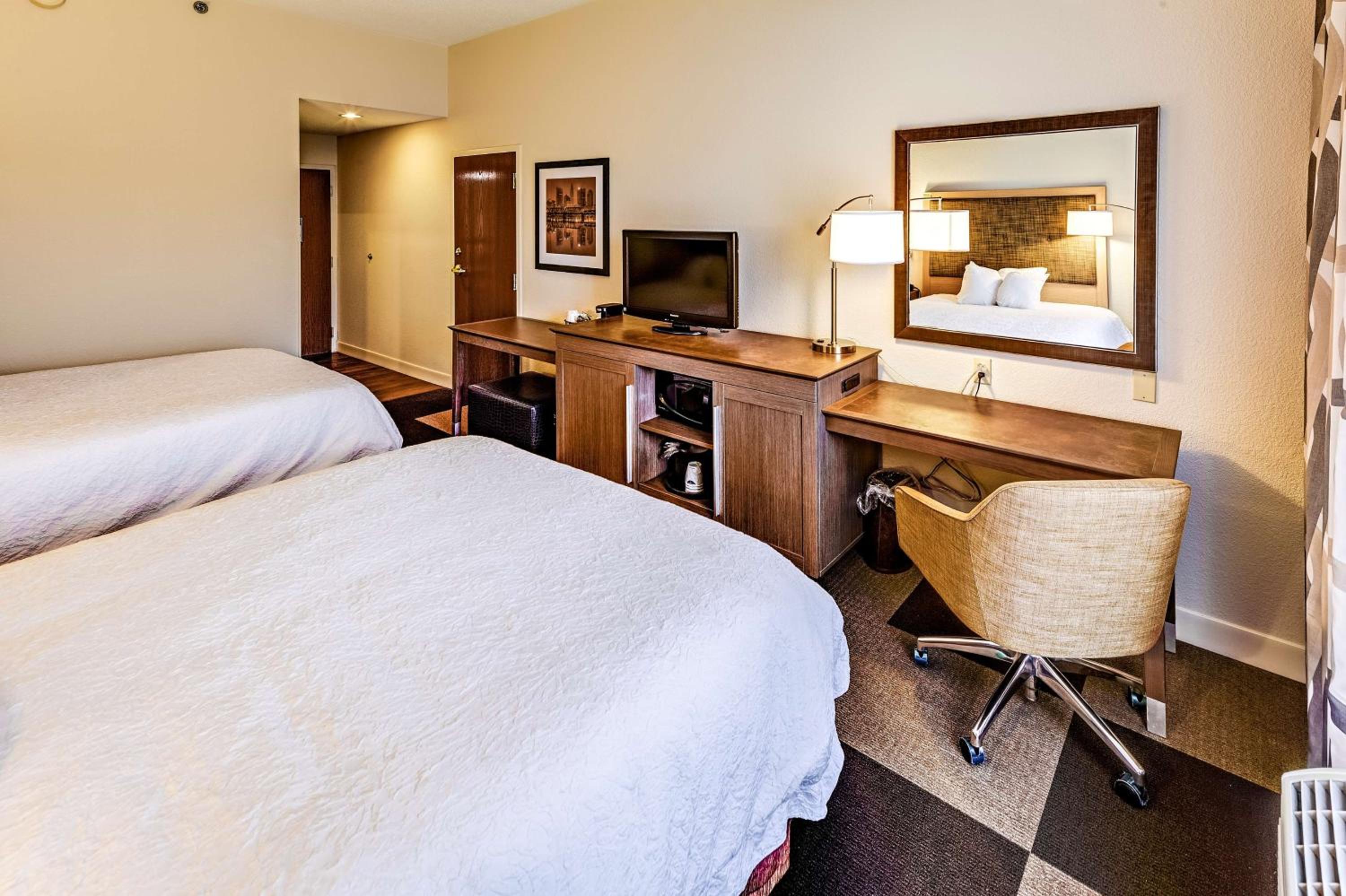 Room with Two Queen Beds - Non-Smoking - Photo 3