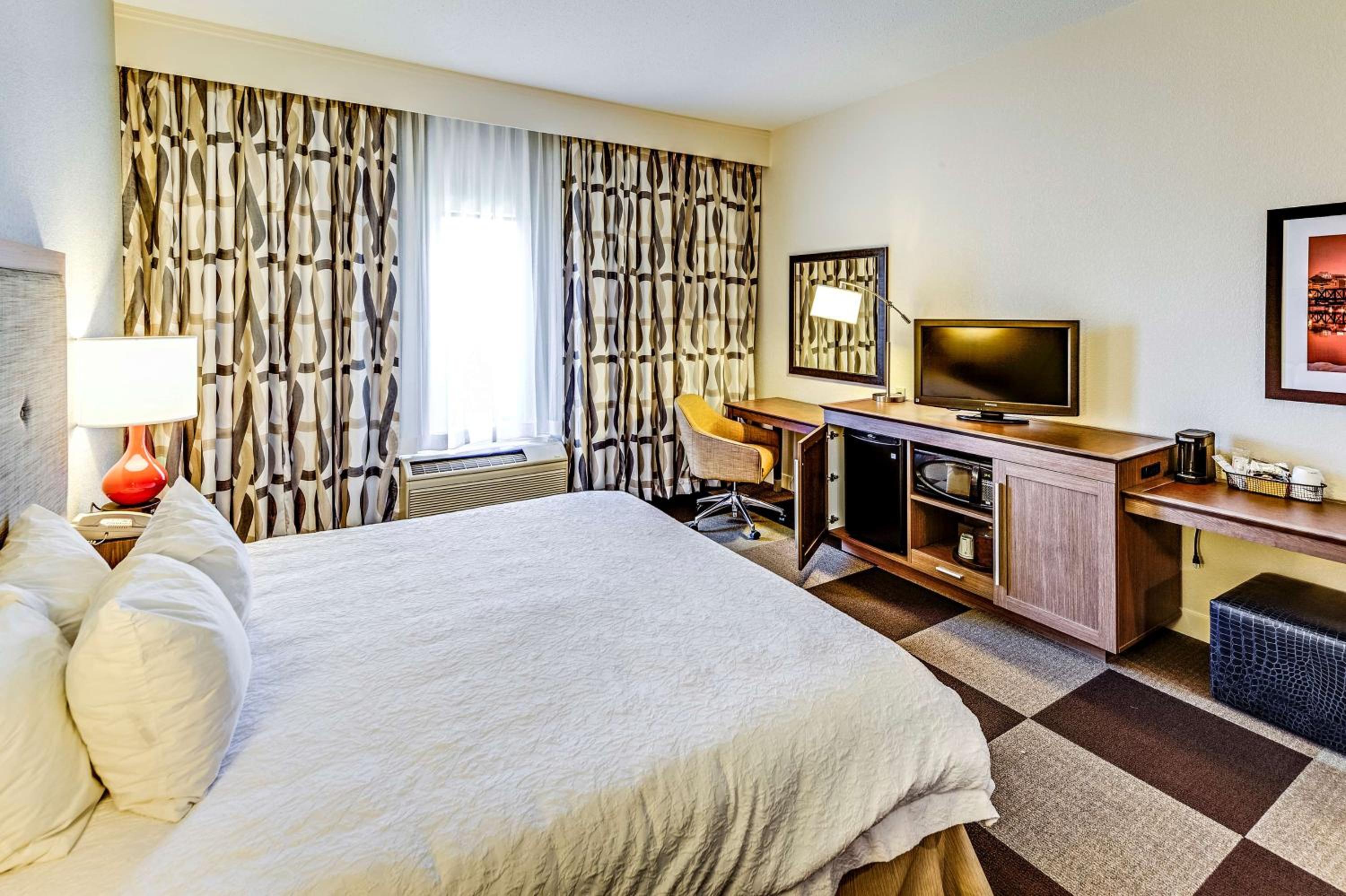 King Room with King Bed - Non-Smoking - Photo 5