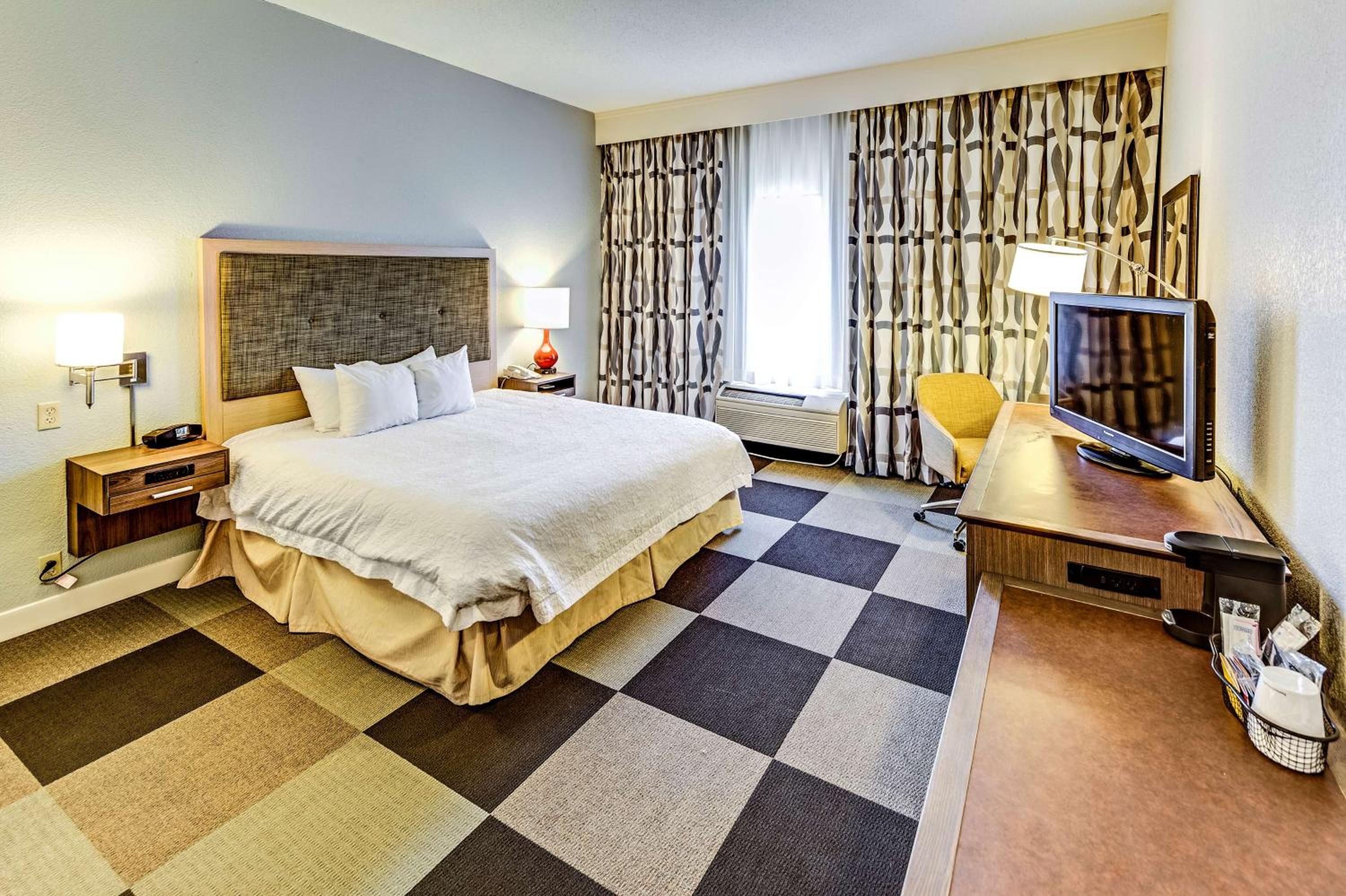 King Room with King Bed - Non-Smoking - Photo 4