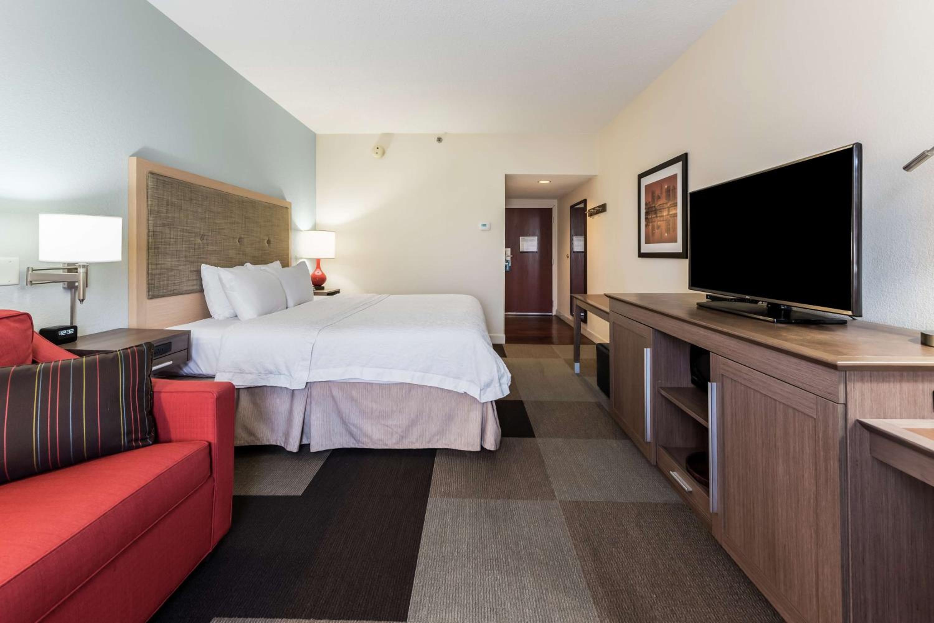 King Room with King Bed - Non-Smoking - Photo 2
