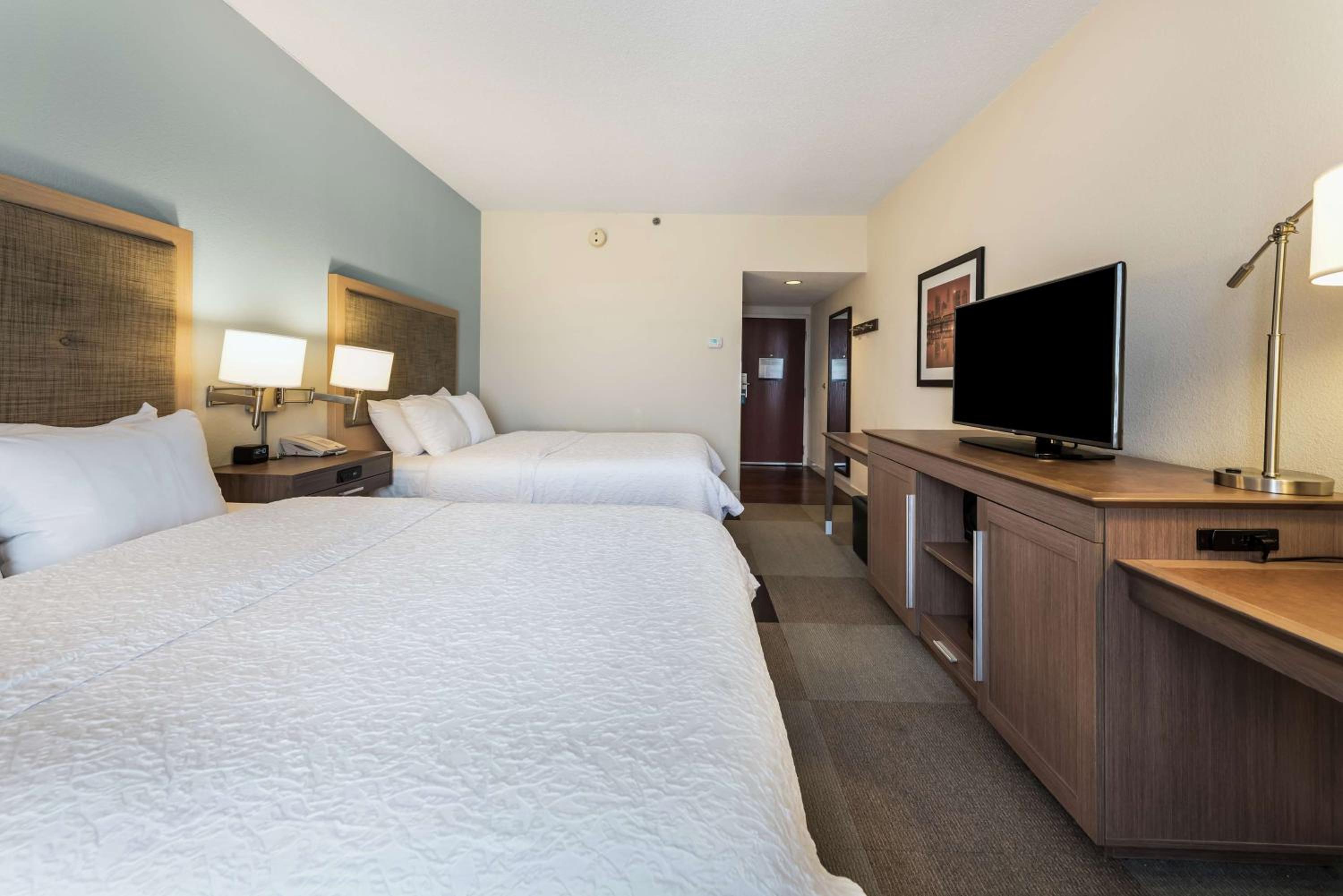 Room with Two Queen Beds - Non-Smoking - Photo 6