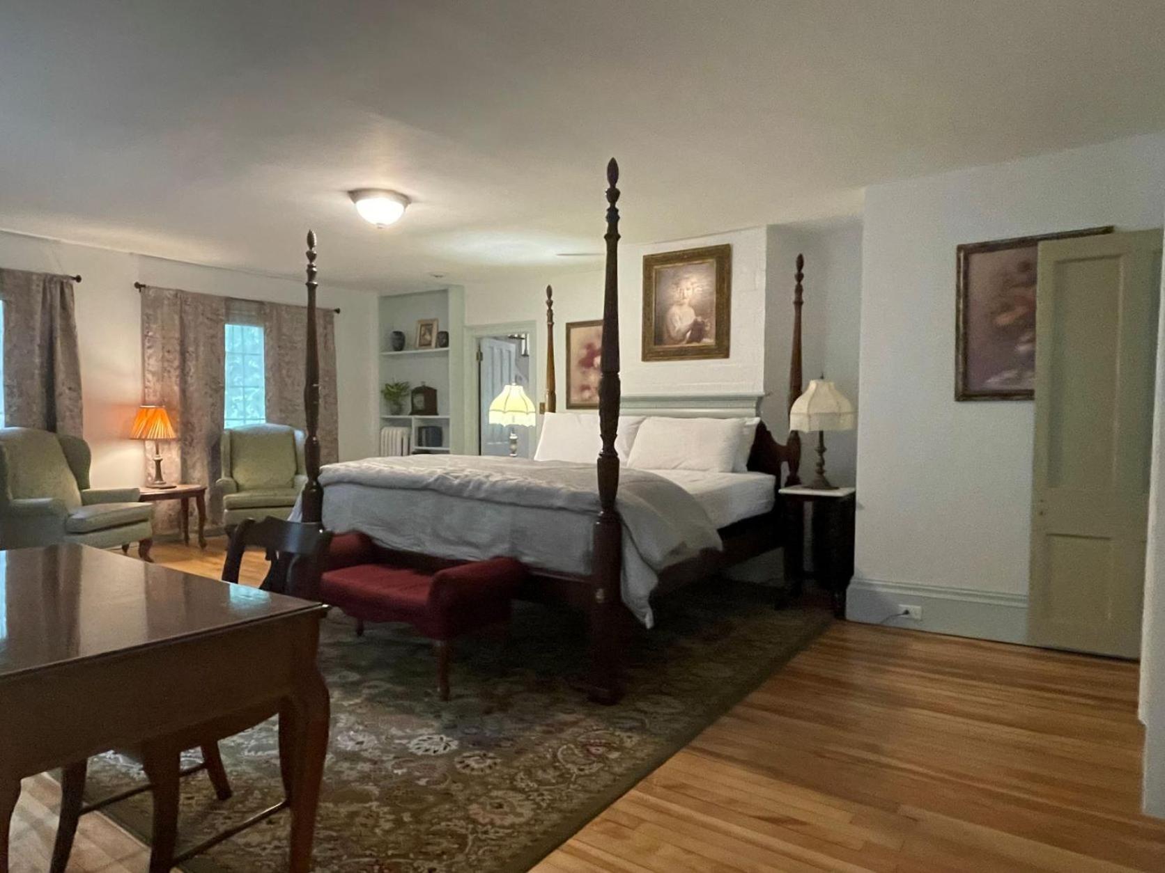 Deluxe King Suite
