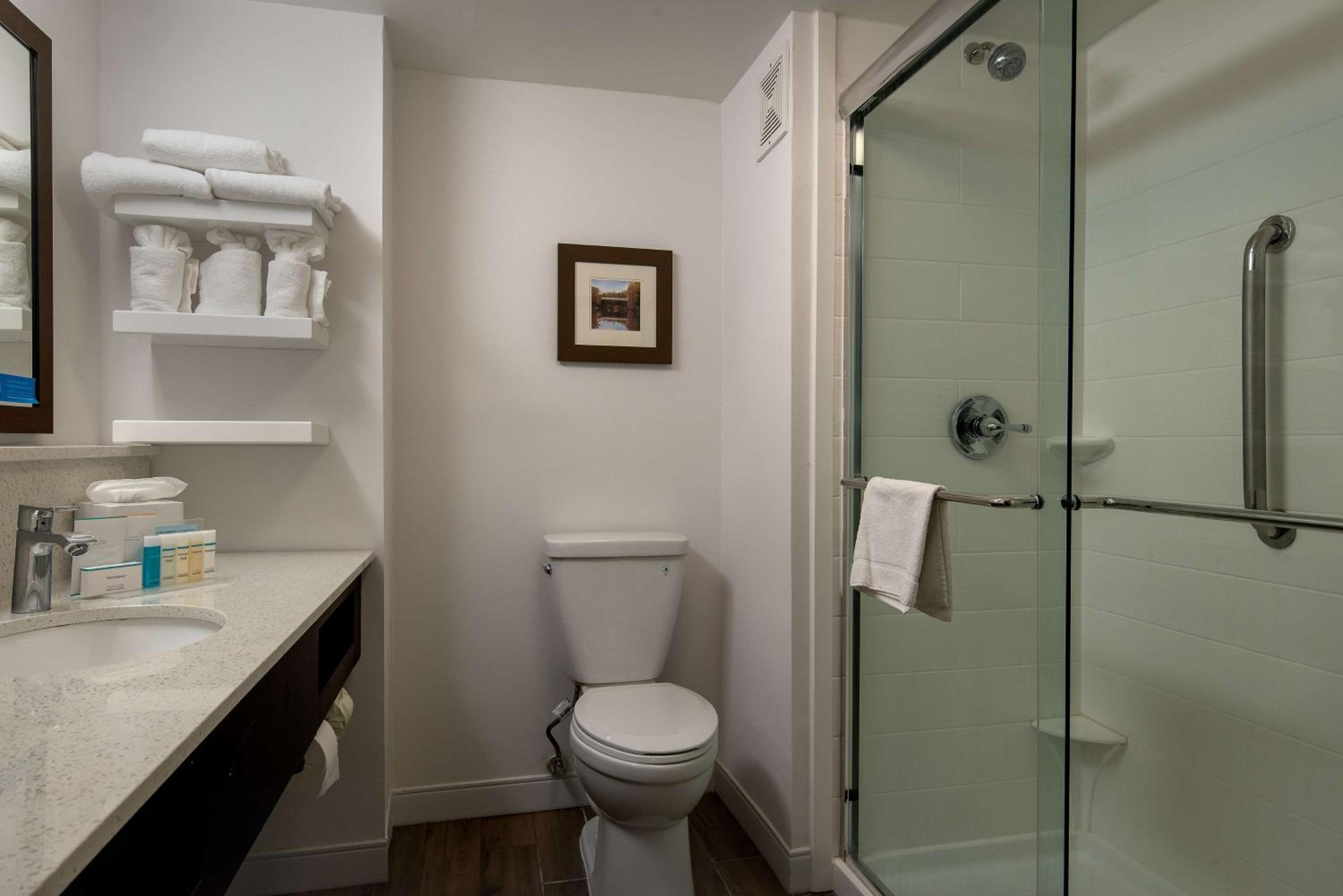 King Room with Shower - Non-Smoking - Photo 2