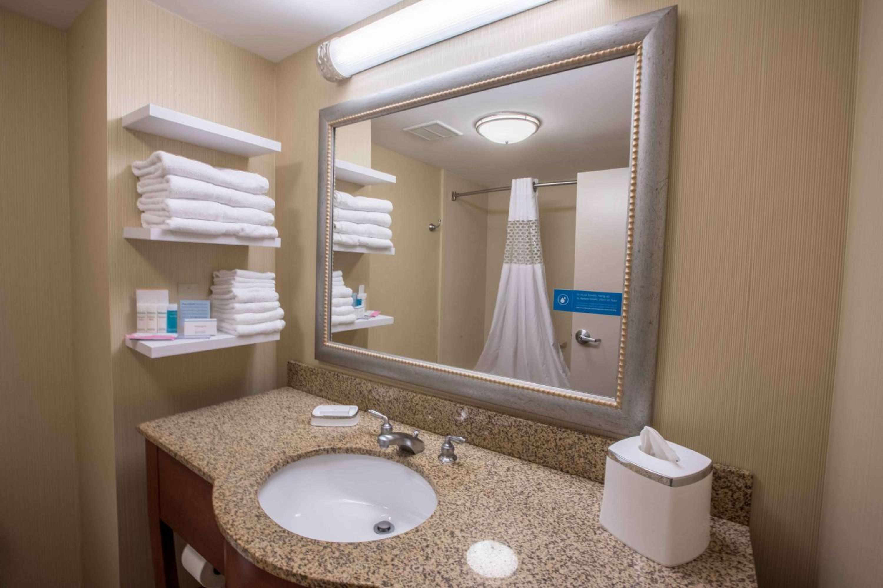 Queen Room with Two Queen Beds and Bathtub - Photo 2