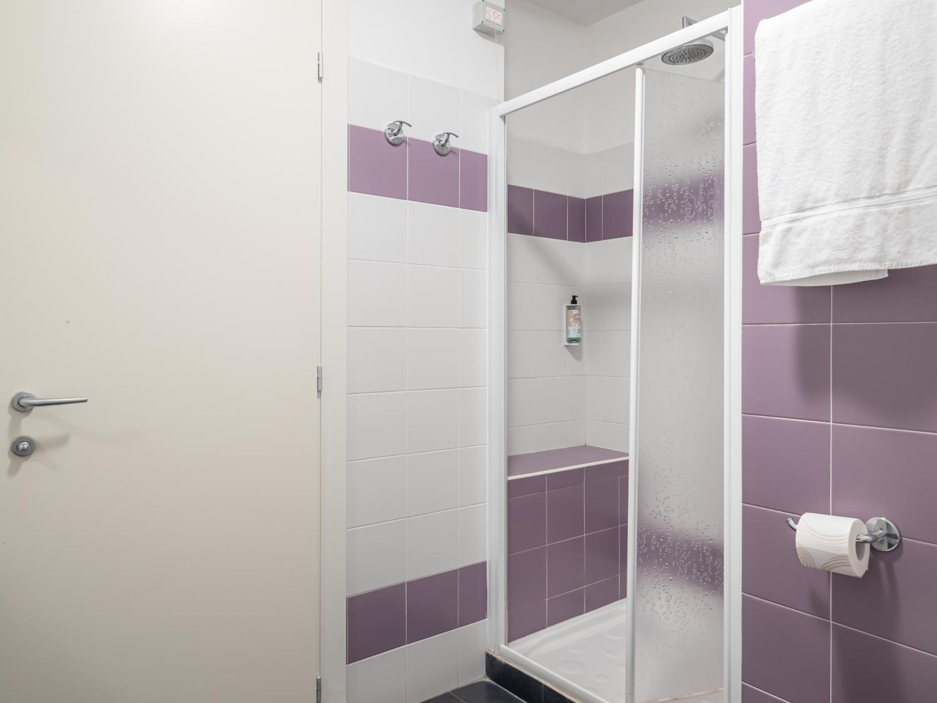 Quadruple Room with Sea View - Photo 8