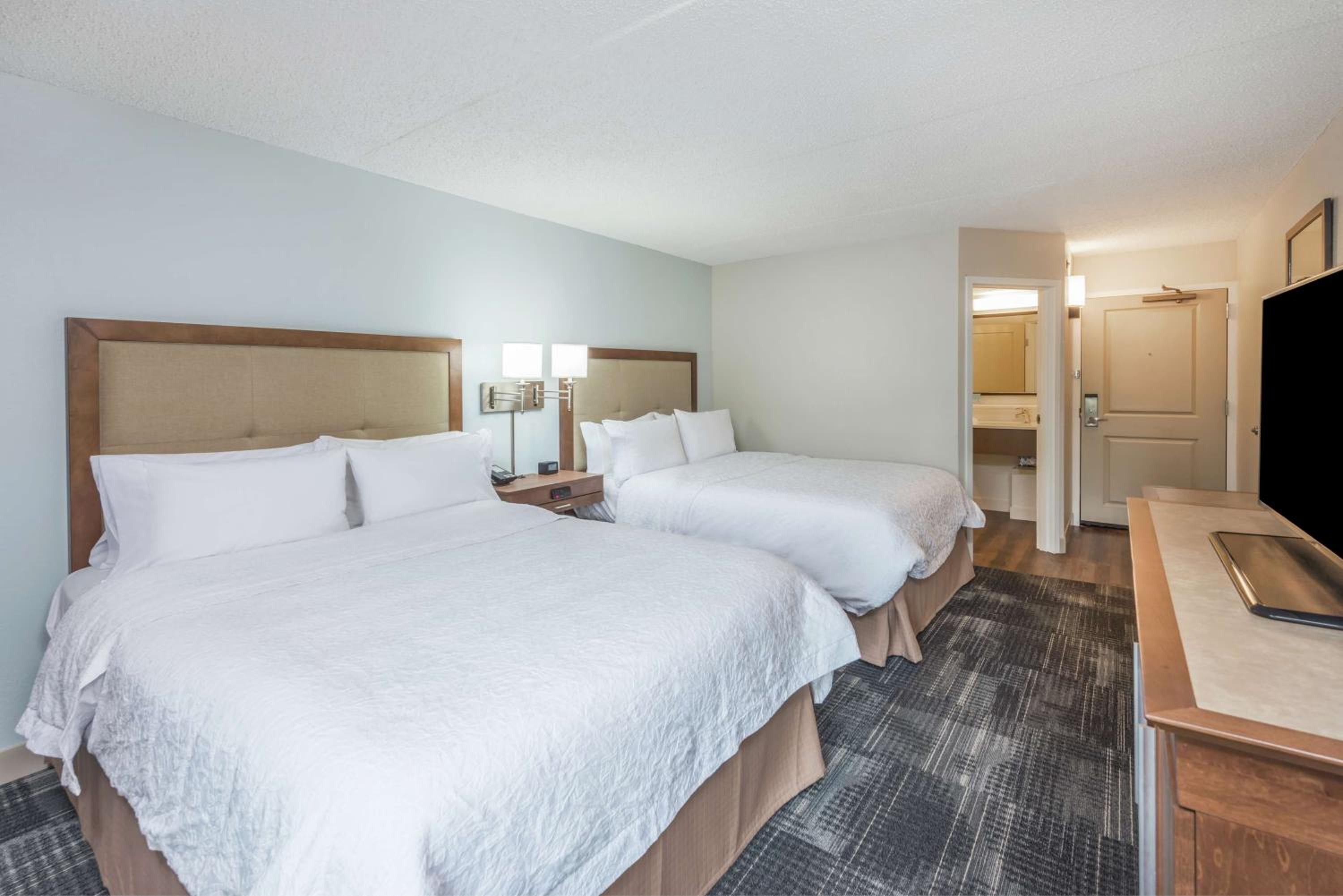 Room with Two Queen Beds - Non-Smoking - Photo 4