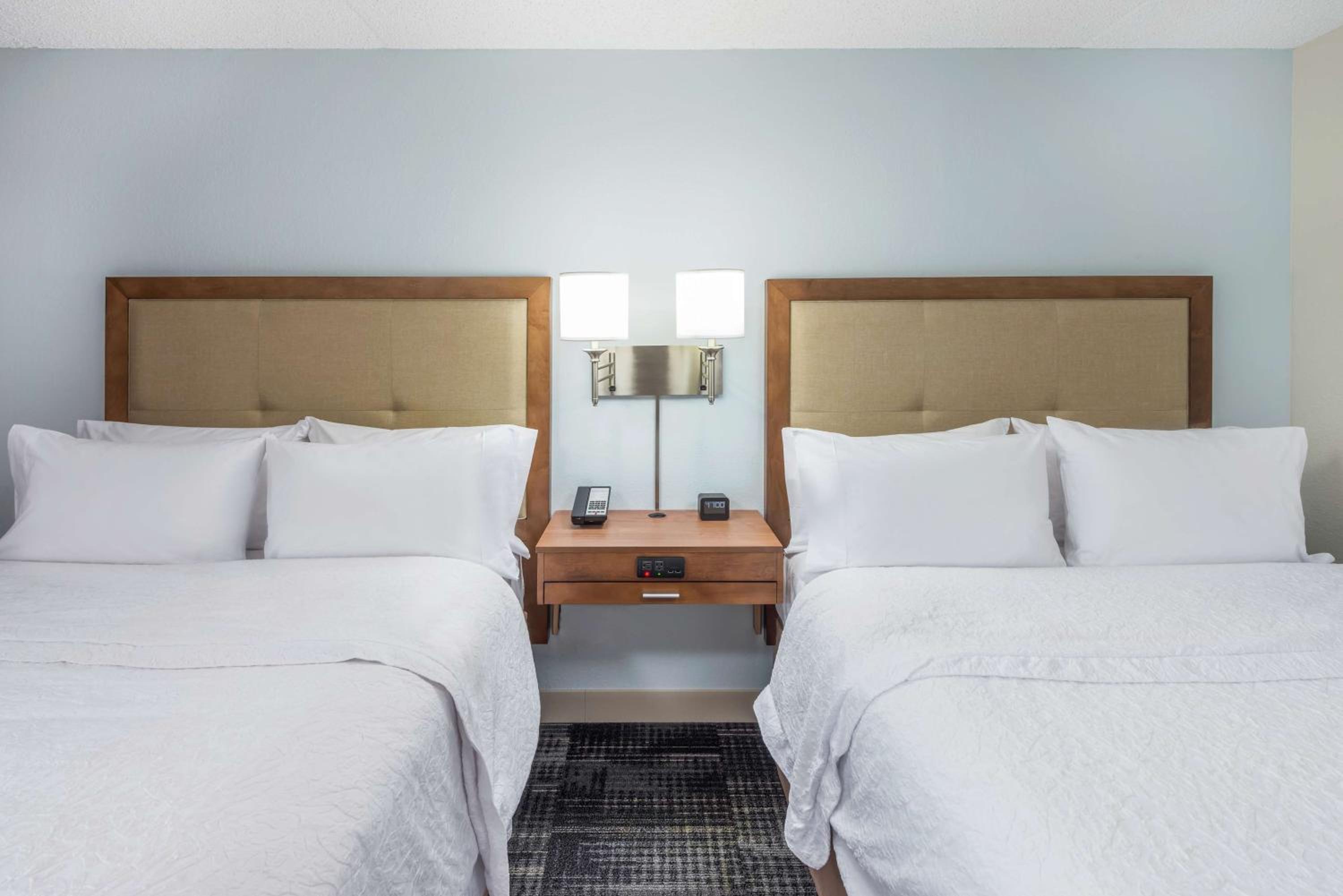 Room with Two Queen Beds - Non-Smoking - Photo 5