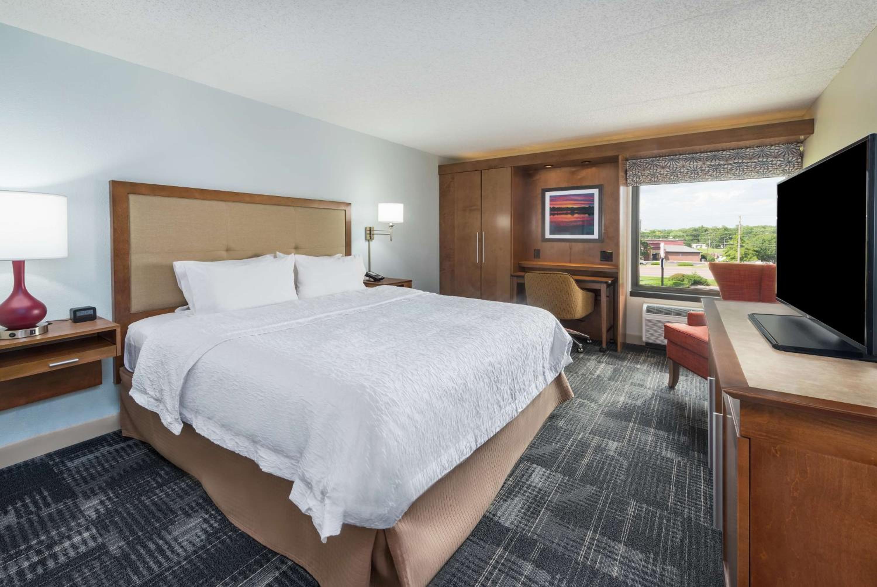 King Room with King Bed - Non-Smoking - Photo 1