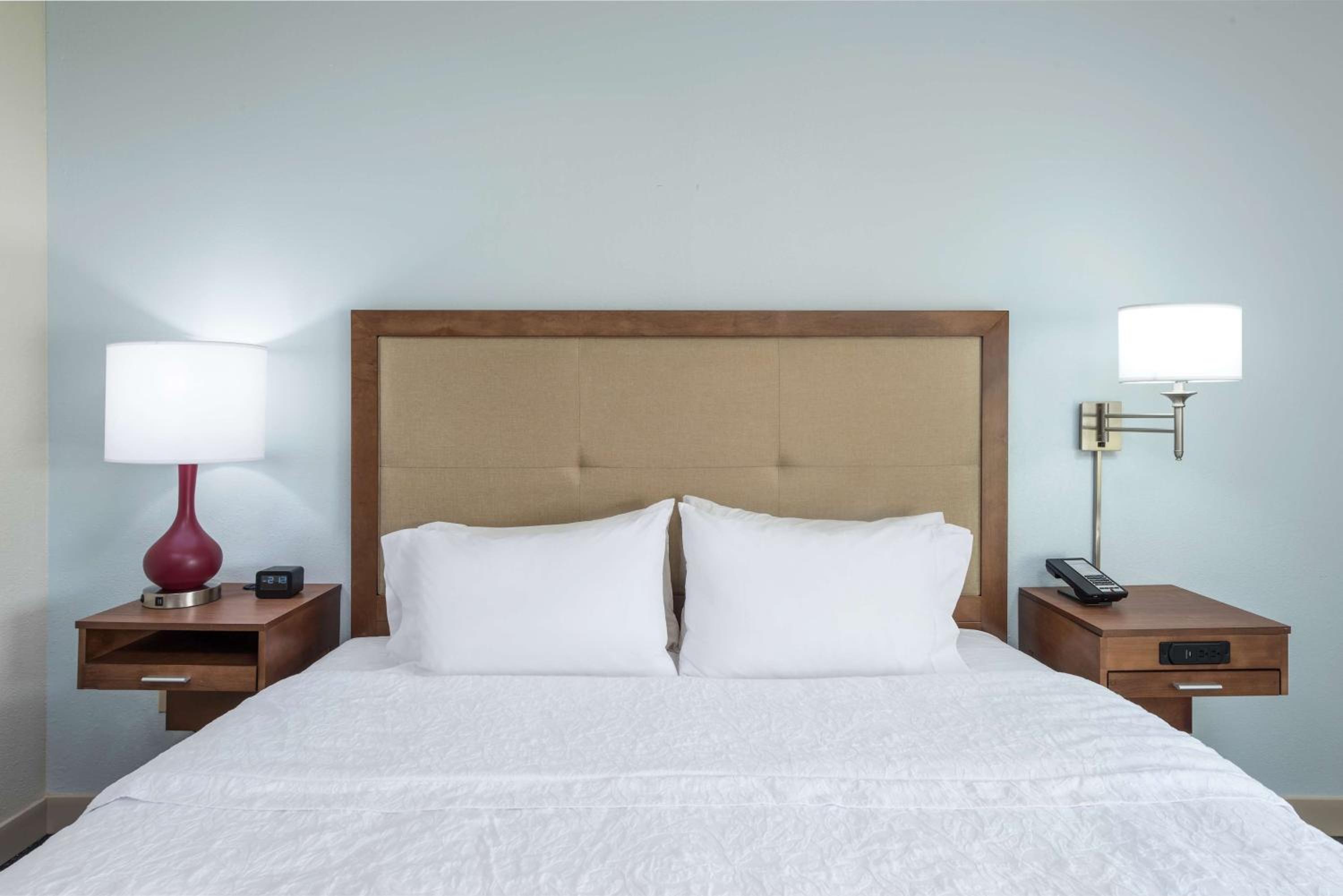 King Room with King Bed - Non-Smoking - Photo 4