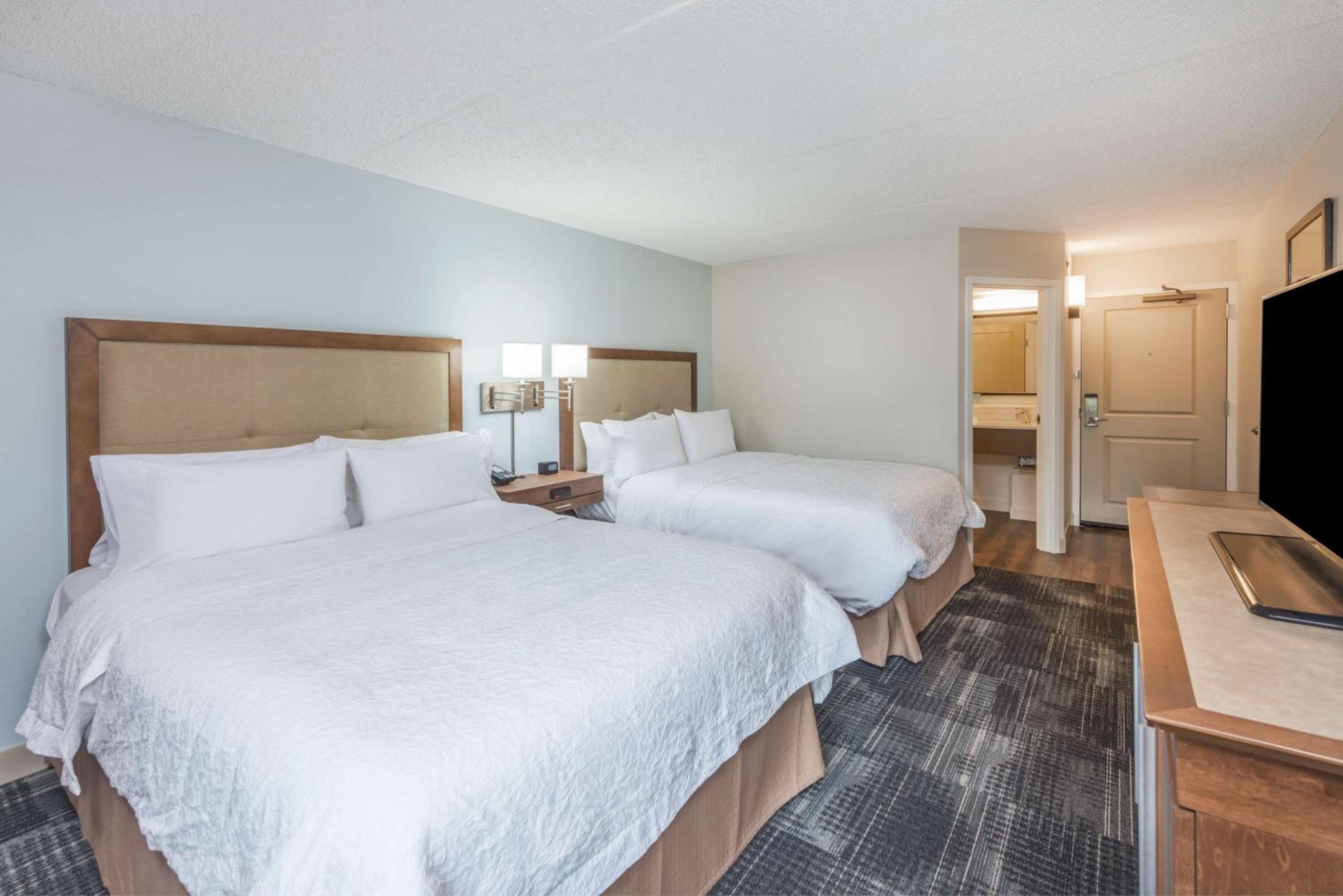 Room with Two Queen Beds - Non-Smoking - Photo 6