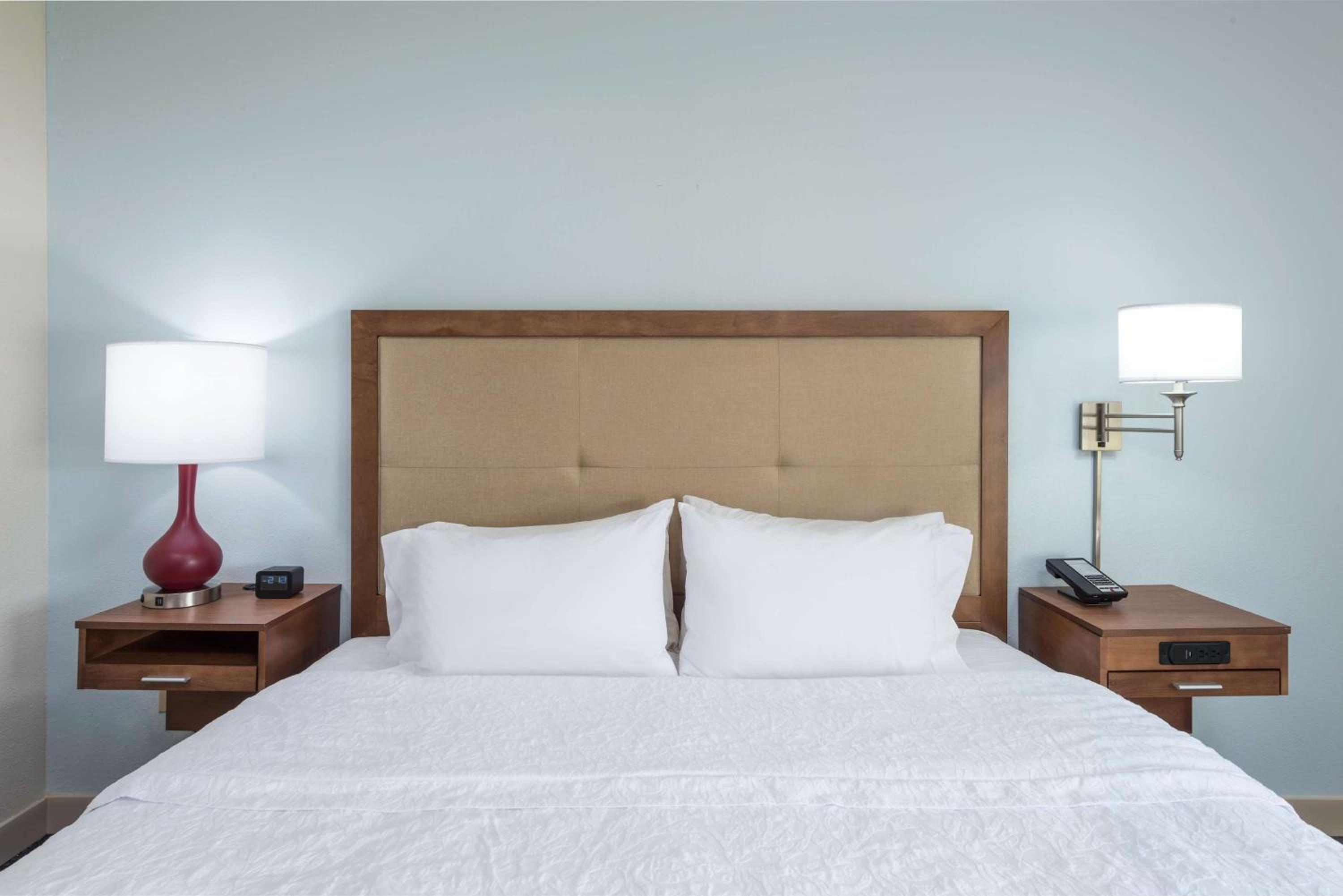 King Room with Roll-In Shower - Mobility Access/Non-Smoking - Photo 6