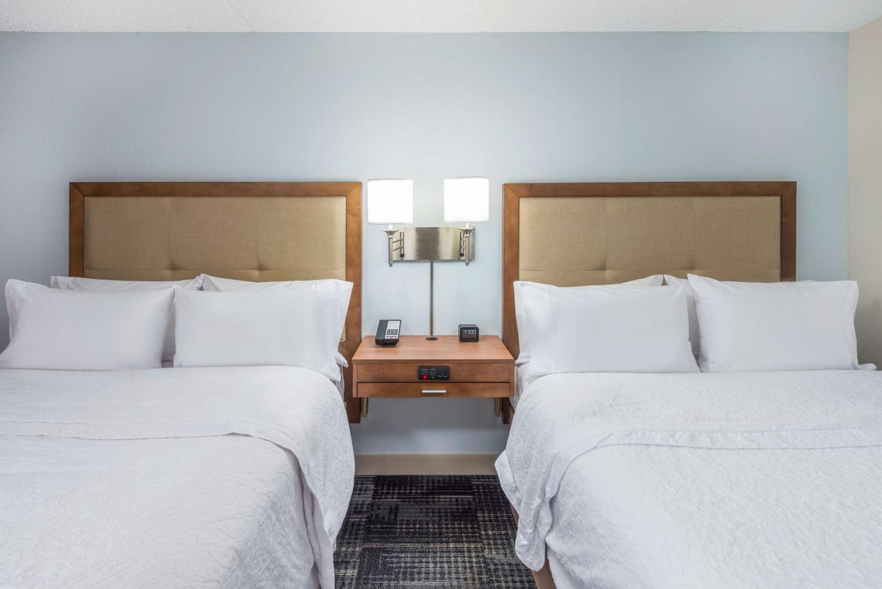 Room with Two Queen Beds - Non-Smoking - Photo 2
