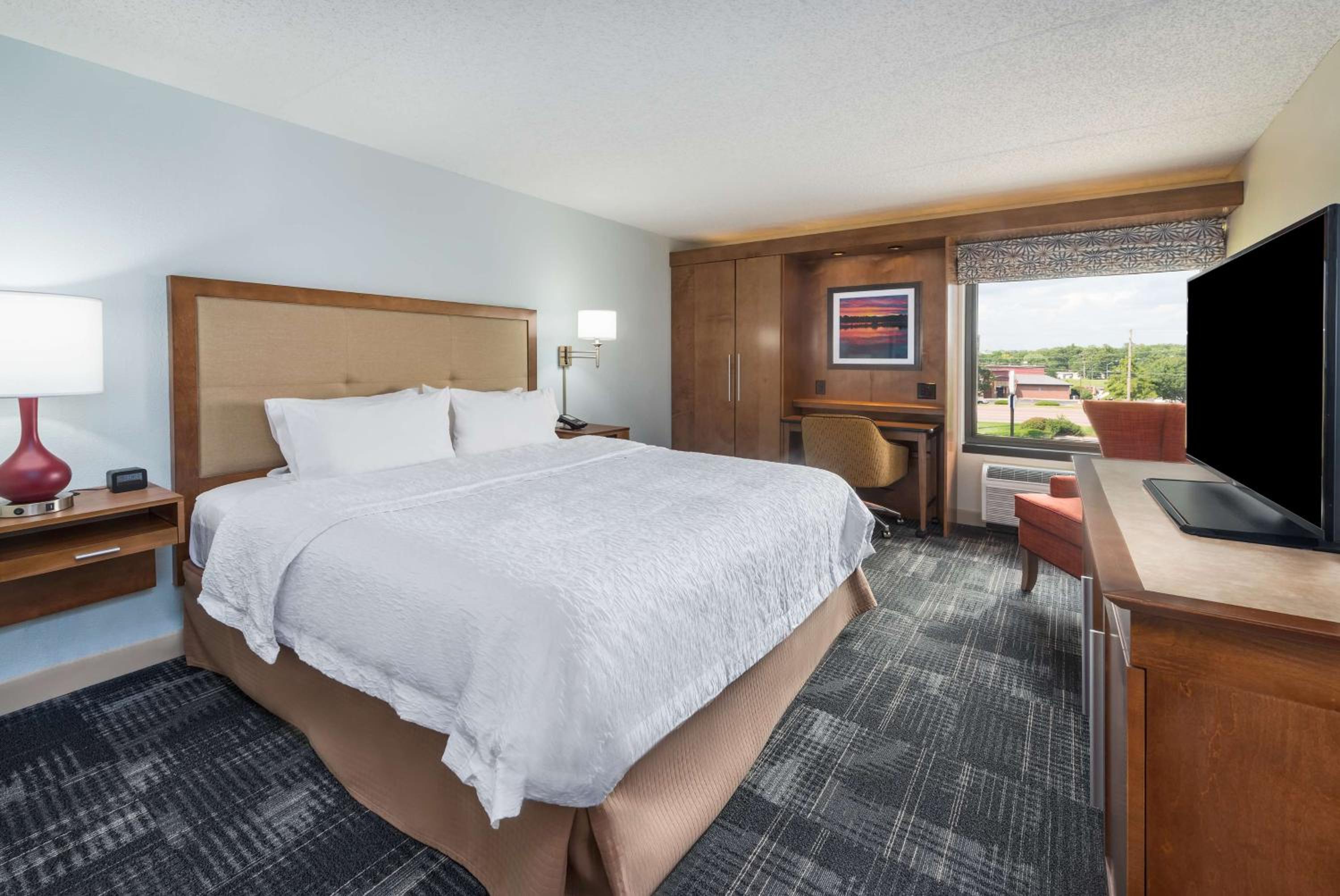King Room with King Bed - Non-Smoking - Photo 7