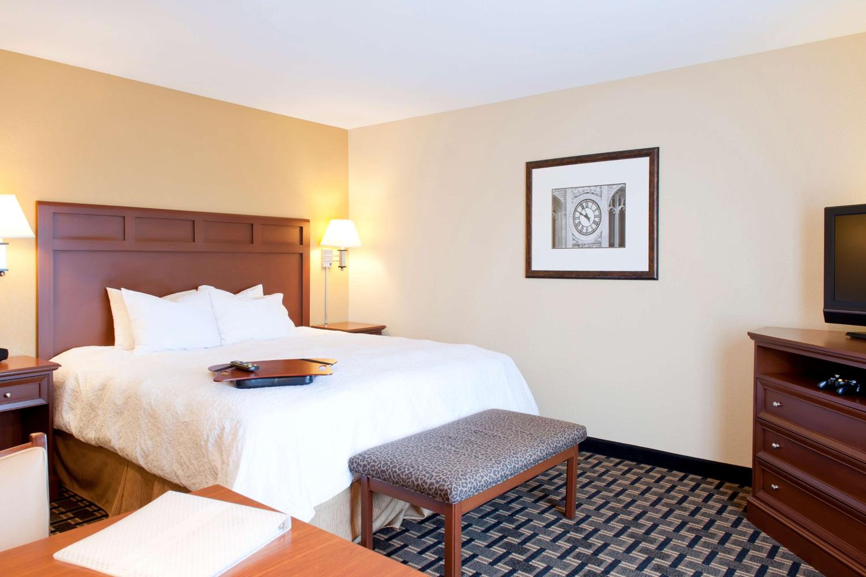 King Room with King Bed - Non-Smoking - Photo 2