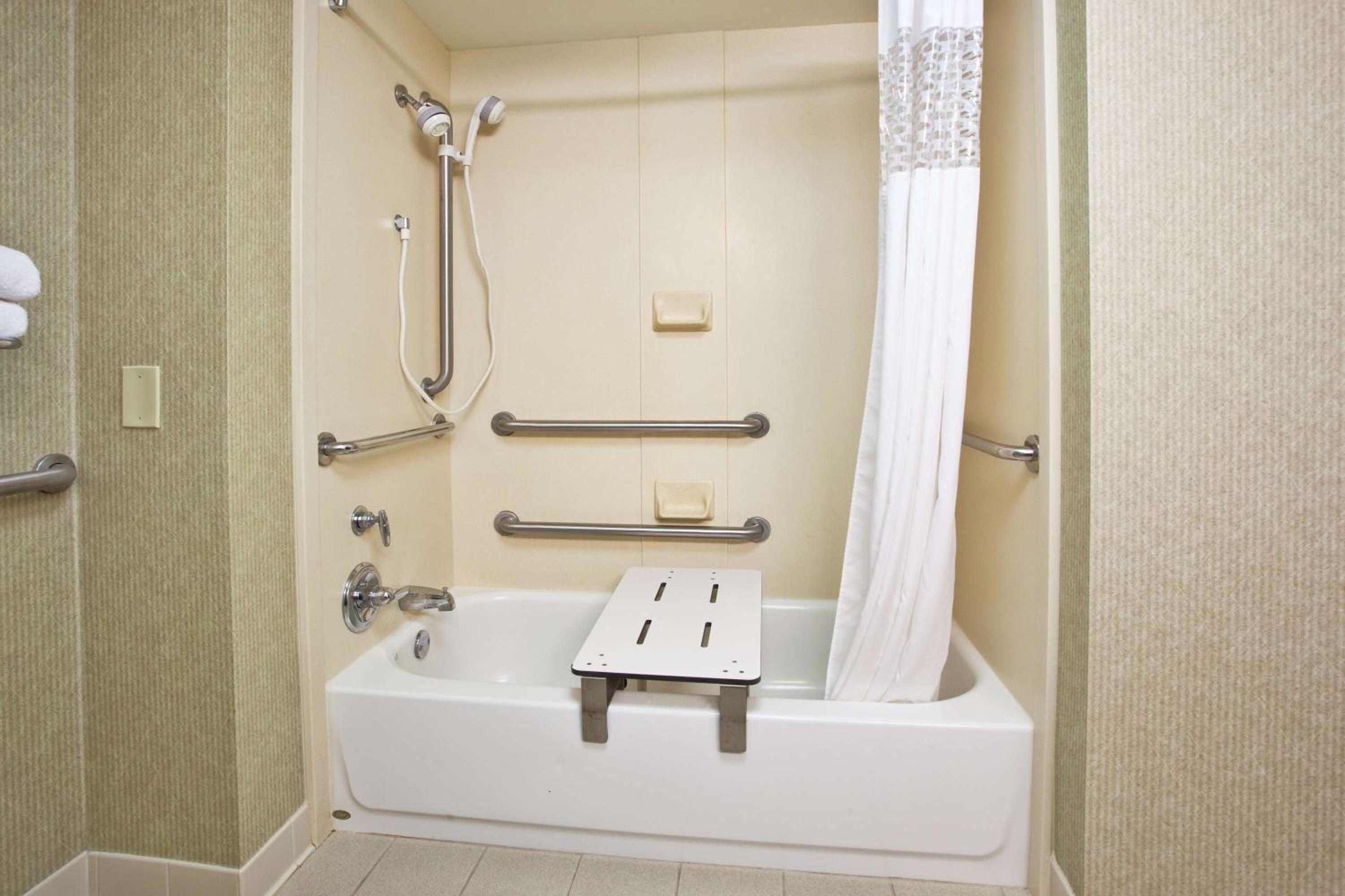 Queen Room with Two Queen Beds - Mobility Access/Non-Smoking - Photo 3